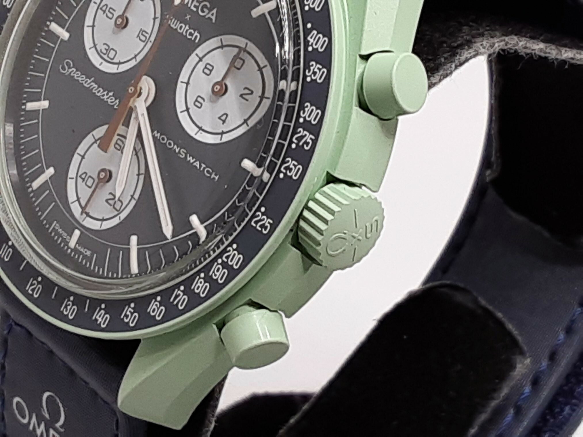 美品 オメガ × スウォッチ ミッション オン アース スピードマスター ムーン ウォッチ SO33G103 クロノグラフ メンズ 腕時計 デイト ブルー グリーン バイオ セラミック プラスチック ベルクロ ブレス アナログ クオーツ QZ 【中古】【送料無料】 bt3219