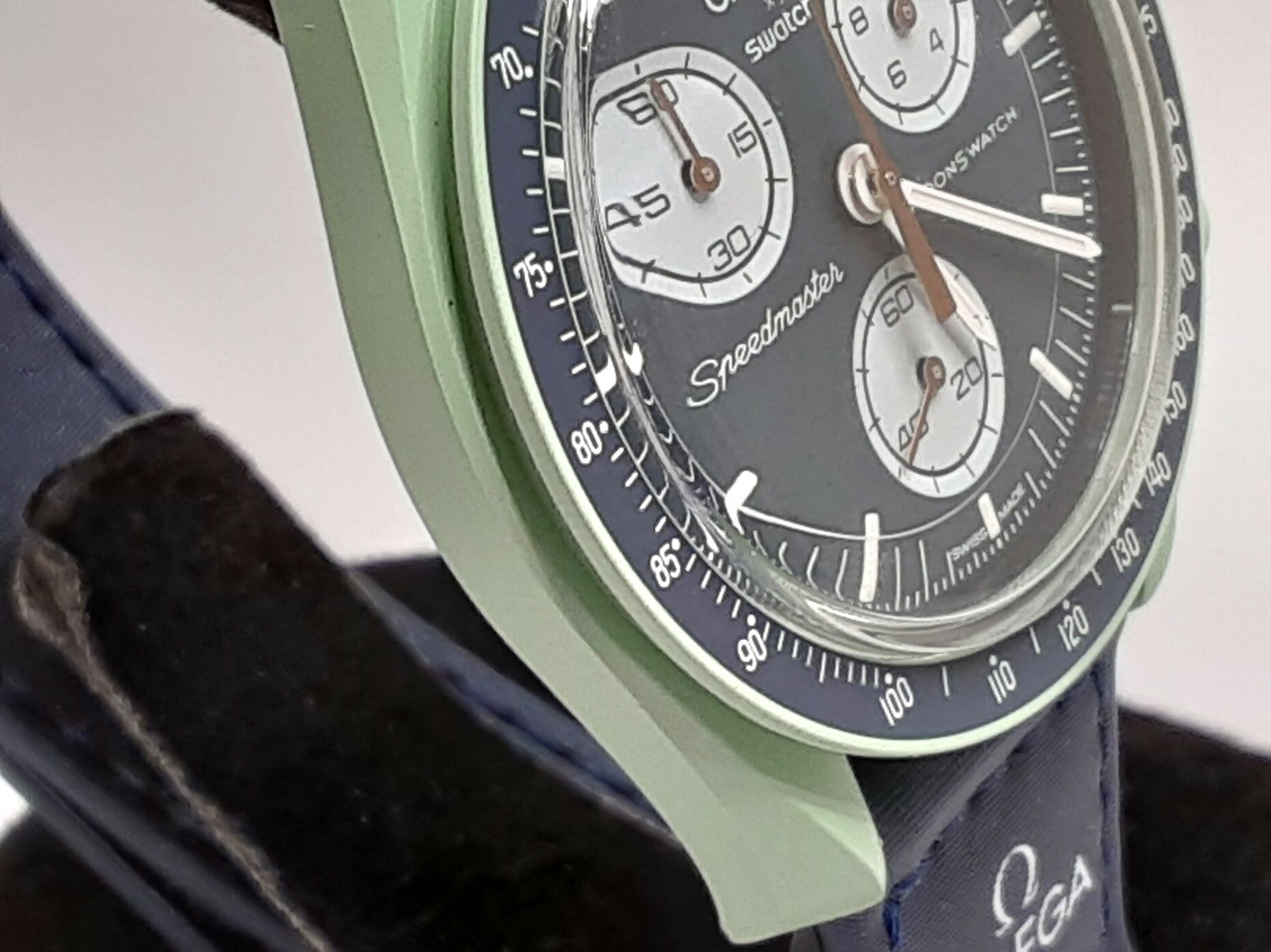 美品 オメガ × スウォッチ ミッション オン アース スピードマスター ムーン ウォッチ SO33G103 クロノグラフ メンズ 腕時計 デイト ブルー グリーン バイオ セラミック プラスチック ベルクロ ブレス アナログ クオーツ QZ 【中古】【送料無料】 bt3219