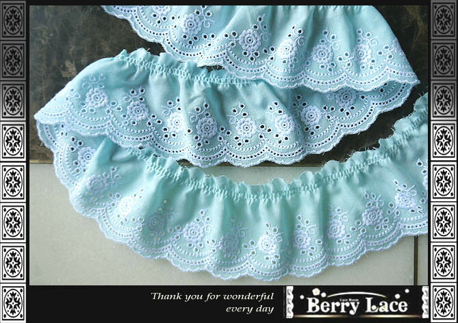 【 アウトレット* ハギレ】＊ 綿レース＊豪華薔薇柄*フリル*水色生地×白*0.17m