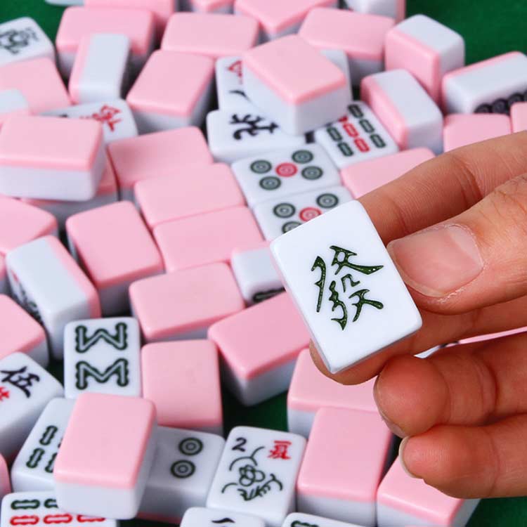 ベリーマーブルの144タイルマージャンパイ 手打麻雀牌セット 収納バッグ付き 麻雀牌 麻雀セット 崩れにくい 麻雀用品 24mm 麻雀マット付き 携帯便利 カードゲーム 手打麻雀牌セット 麻雀パイ マージャン牌 旅行用｜アングル3