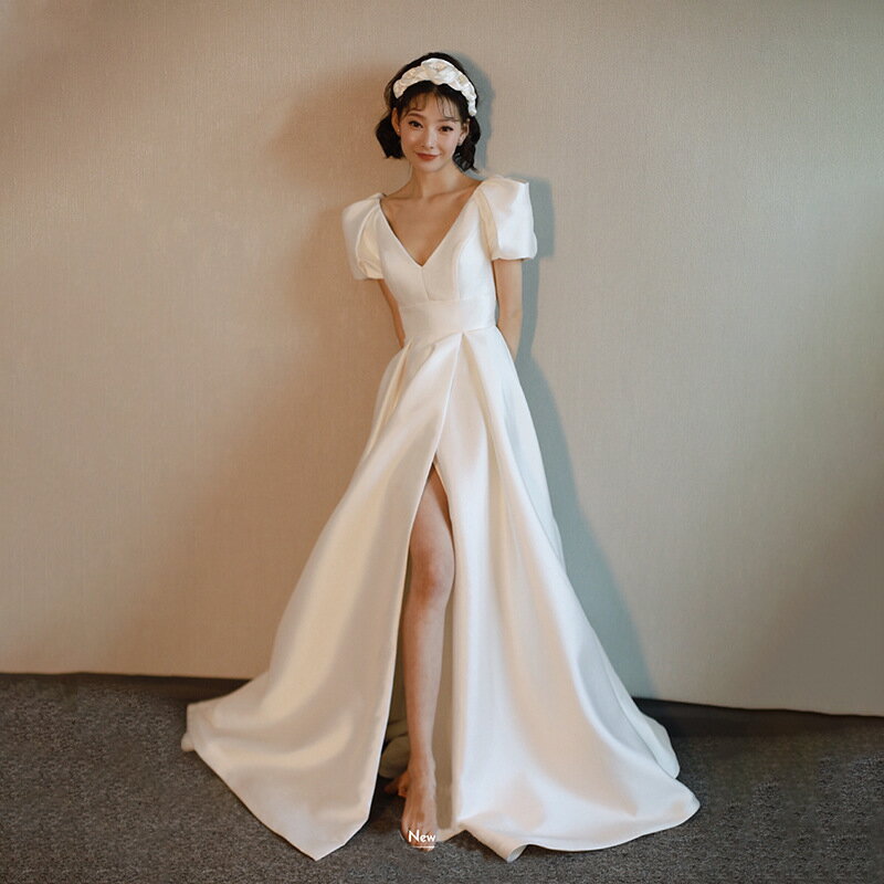 ウェディングドレス Vネック パフスリーブ 花嫁ドレス 編み上げ スリット マキシ丈 ホワイトドレス 無地 二次会 披露宴 結婚式 演奏会 発表会 高級感 海外挙式ドレス ウェディング撮影 旅行 ロングドレス お呼ばれ サテンドレス 舞台服 コンサート ブライダルドレス