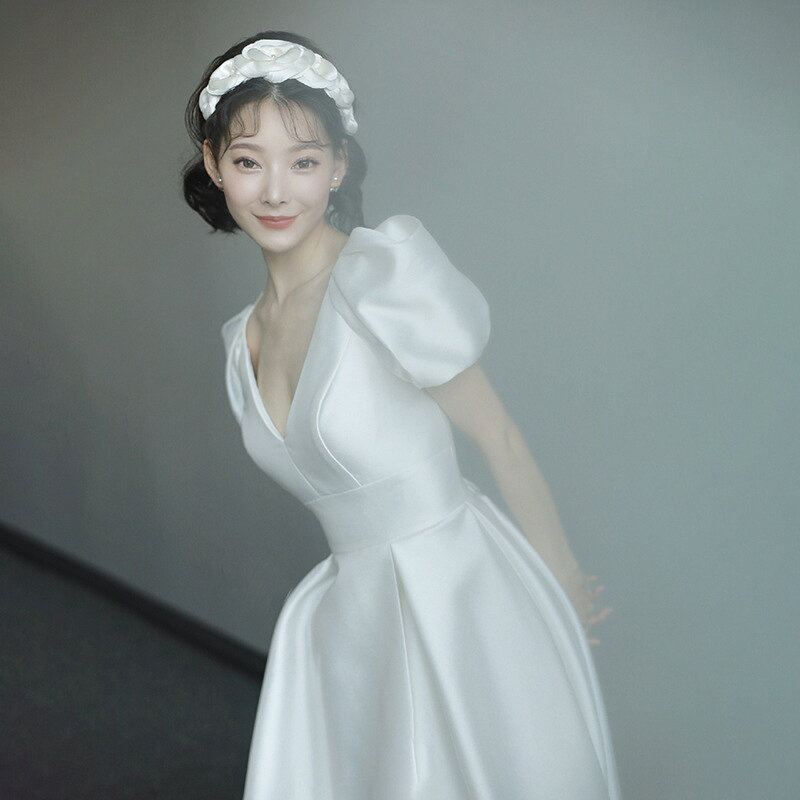 ウェディングドレス Vネック パフスリーブ 花嫁ドレス 編み上げ スリット マキシ丈 ホワイトドレス 無地 二次会 披露宴 結婚式 演奏会 発表会 高級感 海外挙式ドレス ウェディング撮影 旅行 ロングドレス お呼ばれ サテンドレス 舞台服 コンサート ブライダルドレス