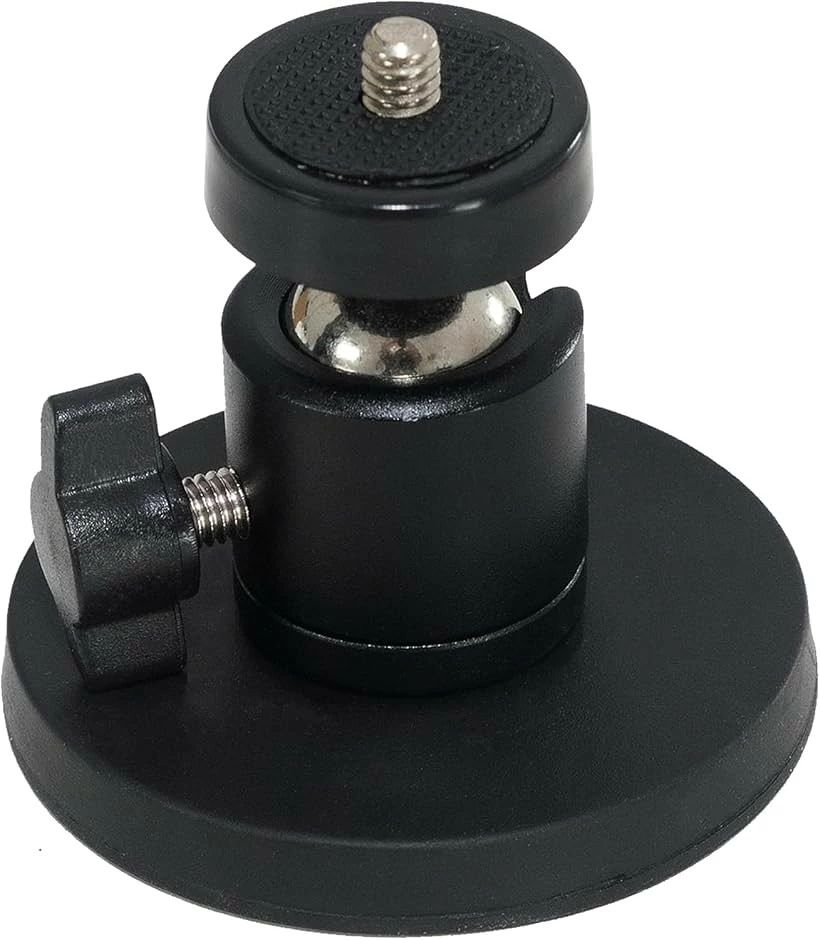 バリエーションコード : 2bk49vqpi4商品コード2bk4918i90 商品名カメラホルダー マグネット 防犯カメラ マグネット台座 車載カメラマウント アクションカメラ 車載マウント ブランドフリージアス サイズ等88mm フリージアスのカメラホルダーは垂直耐荷重8.5kgの強力マグネットで、防犯カメラや車載カメラマウント、アクションカメラを金属面にしっかり固定します。コンパクト設計ながら風速10m程度の風でも揺れず、監視カメラ屋外設置などに最適な安定性を実現しました。360度回転可能な自由雲台を採用し1/4インチネジで任意のアングルに調整でき、車載マウントや物置扉への設置など幅広い用途で活躍します。マグネット式のため穴あけ不要で壁や車体を傷つけず、取り外し後も糊残りや汚れが付かない防犯カメラ取り付けにも使えるブラケットです。ゴム系素材で接地面へのキズを防ぎ、LEDランタンやソーラーパネル固定にも使える磁石ステーとして様々なシーンで便利にご利用いただけます。※ 他ネットショップでも併売しているため、ご注文後に在庫切れとなる場合があります。予めご了承ください。※ 品薄または希少等の理由により、参考価格よりも高い価格で販売されている場合があります。ご注文の際には必ず販売価格をご確認ください。※ 沖縄県、離島または一部地域の場合、別途送料の負担をお願いする場合があります。予めご了承ください。※ お使いのモニタにより写真の色が実際の商品の色と異なる場合や、イメージに差異が生じることがあります。予めご了承ください。※ 商品の詳細（カラー・数量・サイズ 等）については、ページ内の商品説明をご確認のうえ、ご注文ください。※ モバイル版・スマホ版ページでは、お使いの端末によっては一部の情報が表示されないことがあります。すべての記載情報をご確認するには、PC版ページをご覧ください。