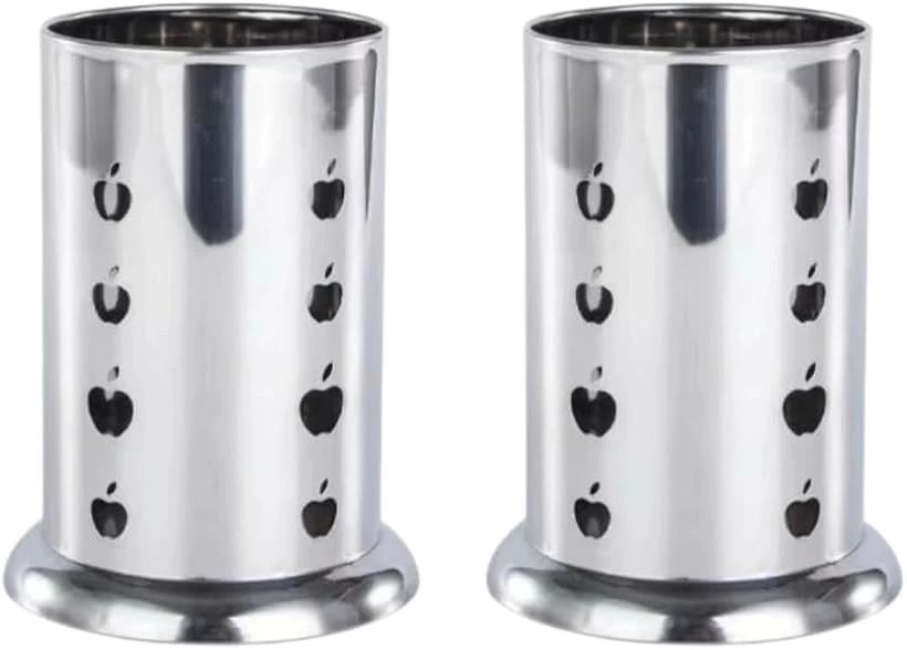 バリエーションコード : 2bky2ofol6商品コード2bky2o4qdx 商品名箸立て 水切り 卓上 ステンレス カトラリースタンド 2連式 北欧風 キッチン収納 ブランドYourKit カラーシンプル サイズ等リンゴ型穴 「デザイン性」置くだけでキッチン空間に自然と溶け込む、シンプルでモダンなステンレス製箸立て。生活感を抑えながら、洗練された印象と使いやすさを両立します。「収納力」お箸やフォーク、スプーンはもちろん、おたまや菜箸、トングなどのキッチンツールをまとめて収納でき、調理スペースをすっきり整えます。「速乾性」底面の水切り穴と側面の通気穴が内部の湿気を効率よく逃がし、洗った後のカトラリーを素早く乾燥。衛生的な状態をキープできます。「安定設計」下部を広く設計した安定感のあるフォルムで、背の高いフライ返しや菜箸などの調理器具も倒れにくく、快適に出し入れできます。「省スペース」縦型収納により散らかりがちなカトラリー類をコンパクトに整理でき、限られたキッチンスペースを有効活用しながら作業効率も高めます。「空間演出」無駄を省いたスタイリッシュなデザインがキッチンに上質感をプラス。収納用品でありながら、インテリアとしても美しく映えます。「整理整頓」散らかりやすいキッチンツールを定位置で管理できるため、作業台がすっきり片付き、毎日の料理時間をより快適なものにします。※ 他ネットショップでも併売しているため、ご注文後に在庫切れとなる場合があります。予めご了承ください。※ 品薄または希少等の理由により、参考価格よりも高い価格で販売されている場合があります。ご注文の際には必ず販売価格をご確認ください。※ 沖縄県、離島または一部地域の場合、別途送料の負担をお願いする場合があります。予めご了承ください。※ お使いのモニタにより写真の色が実際の商品の色と異なる場合や、イメージに差異が生じることがあります。予めご了承ください。※ 商品の詳細（カラー・数量・サイズ 等）については、ページ内の商品説明をご確認のうえ、ご注文ください。※ モバイル版・スマホ版ページでは、お使いの端末によっては一部の情報が表示されないことがあります。すべての記載情報をご確認するには、PC版ページをご覧ください。