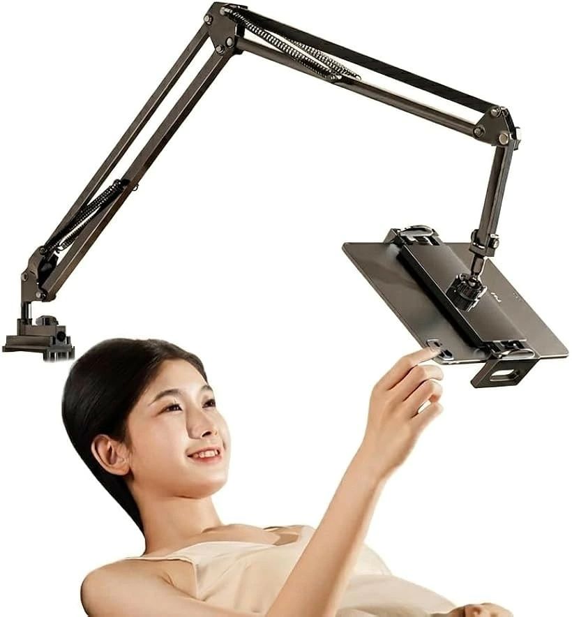 商品コード2bk5cn90u2 商品名 機能付き スマホ＆ 卓上 マルチアングル ブランドNEDIO 「寝ながら快適視聴。ベッドの上があなただけの映画館に」 スマホや大画面タブレットを両手フリーでラクに楽しめる、クランプ固定式の多機能アームスタンドです。「動画を観ているうちに手が疲れる」「寝落ちしてスマホが顔に落ちてきた」といったお悩みを一気に解決。ベッドでのリラックスタイムはもちろん、在宅ワーク、デスクワーク、キッチンでのレシピ確認 お絵描き用 など、日常のあらゆるシーンで大活躍します。「おすすめポイント＆製品特長（箇条書き）」 4本スプリング搭載の強力ホールド： アーム部分には高強度な4本のスプリング（バネ）を採用。大型のiPadやタブレットを装着しても自重でお辞儀（垂れ下がり）しにくく、 倒れにくい 。狙った位置でピタッと止まる抜群の安定感を実現しました。360°回転＆多関節アームで微調整： ホルダー 部分は360°自由自在に回転。縦置き でもOK。アームも複数の関節で柔軟に動かせるため、寝そべった状態や座った状態など、手元を撮影出来る 、 手元を写す などあなたの体勢に合わせてベストな視野角に調整できます。4～ 最大 12.9インチまで幅広く対応： 各種スマートフォンから、iPad （ アイパッド ）、Nintendo Switch、Kindleなど、幅広いサイズの端末に対応。両サイドのホルダーにはクッションゴムが付いているため、ケースを付けたままでも端末を傷つけずにしっかり挟み込みます。ガッチリ挟めるクランプ式土台： 工具不要で ベット のヘッドボードやデスクの天板に回して挟むだけで、 倒れない 。誰でも簡単に取り付け可能です。家具と接する面には 保護 パッドが付いているため、大切な家具を傷つけません。軽量550g＆インテリアに馴染む黒： 部屋の雰囲気を損なわないスタイリッシュで おしゃれ なシンプルデザイン。総重量は約550gと軽量設計のため、お部屋の中での移動や付け替えもラクラクです。「製品仕様」 カラー： ブラック（黒） 材質： 金属（高耐久合金）、 pc （ポリカーボネート）、シリコンゴム 製品重量： 約 550 g 対応機種サイズ： 4インチ ～ 12.9インチのスマートフォン・タブレット全機種対応（iPhone / iPad / iPad Pro / iPad mini / Xperia / Galaxy / Switch / Kindle ipad chromebook など） 取付可能な厚み： ベッドフレーム、デスク、棚板等の一般的な厚みに対応（クランプ式）「主な使用シーン」 寝室： ベッドのヘッドボードに固定して、 仰向け や横向きでの映画・ドラマ視聴に。デスク： パソコンのサブモニター（二画面化）や、 ノートpc ノートパソコン 、 ゲーム実況、オンライン授業に。キッチン： キッチンカウンターに固定して、目線の高さでレシピ動画を見ながらの調理に。「ご購入前の注意事項」 取付対象となるベッドのフチやデスクの天板が、クランプでしっかりと挟み込める平らな形状であることを事前にご確認ください。安全のため、クランプのネジはしっかりと奥まで締め込んで固定されていることを確認してからご使 用 ください。取扱説明書は付属しておりません。あらかじめご了承の上、ご購入をお願いいたします。※ 他ネットショップでも併売しているため、ご注文後に在庫切れとなる場合があります。予めご了承ください。※ 品薄または希少等の理由により、参考価格よりも高い価格で販売されている場合があります。ご注文の際には必ず販売価格をご確認ください。※ 沖縄県、離島または一部地域の場合、別途送料の負担をお願いする場合があります。予めご了承ください。※ お使いのモニタにより写真の色が実際の商品の色と異なる場合や、イメージに差異が生じることがあります。予めご了承ください。※ 商品の詳細（カラー・数量・サイズ 等）については、ページ内の商品説明をご確認のうえ、ご注文ください。※ モバイル版・スマホ版ページでは、お使いの端末によっては一部の情報が表示されないことがあります。すべての記載情報をご確認するには、PC版ページをご覧ください。