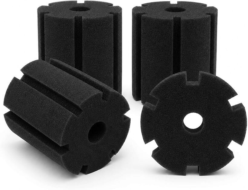 バリエーションコード : 2brn149d2t商品コード2brn1l0ptg 商品名スポンジフィルター水槽 ろ過装置 金魚 熱帯魚 交換用スポンジ ブランドEKGARDE サイズ等交換フィルター4個 水槽内に設置して使用するスポンジフィルターです。エアポンプと接続することで水槽内に酸素を送り込み、穏やかな水流をつくりながら水質維持を助けます。投げ込み式のため複雑な準備が不要で、初めての方でも扱いやすい構造です。金魚・メダカ・熱帯魚など幅広い観賞魚に対応し、さまざまな水槽環境で使用できます。直径約12cmのサイズはろ過面積をしっかり確保でき、広めのレイアウトにも自然になじみます。また、交換用として便利な粗目フィルター4個セットもご用意しており、定期的なメンテナンスや複数水槽の管理にも役立ちます。スポンジによる物理ろ過に加え、内部に定着した微生物が働く生物ろ過にも対応しており、水槽内の環境を穏やかに整える役割を果たします。ゴミや汚れを受け止めながら水質を安定させ、透明感のある状態を維持しやすくなります。稚魚を吸い込みにくい構造のため、繁殖水槽やエビの飼育にも適しています。水流が強くなりすぎないため、泳ぎの弱い魚にも向いています。水槽の状態を自然に整えたい方や、静かで扱いやすいろ過装置を求める方に適した仕様で、日々の飼育を穏やかに支えてくれます。XY-380は荒目スポンジで目詰まりしにくく、小型水槽に適した仕様です。水の通りが良く、定期的なメンテナンスも簡単に行えます。XY-2813は細目スポンジで細かな汚れを受け止めやすく、より丁寧なろ過を求める環境に向いています。どちらも投げ込み式で扱いやすく、用途に合わせて選べる点が特徴です。直径約12cmのサイズはろ過面積をしっかり確保でき、広めの水槽にも自然になじみます。飼育スタイルに合わせて使い分けることで、より安定した水質管理が可能になり、観賞魚が過ごしやすい環境づくりに役立ちます。エアポンプを接続して使用するため静かに動作し、生活音の妨げになりにくい点が魅力です。水中でスポンジを軽く揉むと空気が抜け、底に沈みやすくなるため設置も簡単です。水槽内で安定して使用でき、魚に負担をかけにくい構造です。酸素供給と水の循環を同時に行うことで、魚が落ち着いて過ごせる環境づくりを自然にサポートします。強い水流を好まない魚にも適しており、幅広い飼育環境で活躍します。静かで扱いやすいろ過装置を求める方にとって、日常的に使いやすい仕様です。スポンジ部分は取り外して洗浄でき、飼育水で軽く揉み洗いするだけで繰り返し使用できます。水道水は微生物が失われるため避けてください。汚れが気になる場合は定期的に洗浄することで性能を保ちやすくなります。スポンジは適度な密度で根詰まりしにくく、稚魚を吸い込みにくい構造のため繁殖環境にも適しています。必要に応じて交換することで、安定したろ過性能を維持できます。長く使える設計で、日々の飼育を支える実用的なアイテムとして活躍し、さまざまな水槽環境に対応します。※ 他ネットショップでも併売しているため、ご注文後に在庫切れとなる場合があります。予めご了承ください。※ 品薄または希少等の理由により、参考価格よりも高い価格で販売されている場合があります。ご注文の際には必ず販売価格をご確認ください。※ 沖縄県、離島または一部地域の場合、別途送料の負担をお願いする場合があります。予めご了承ください。※ お使いのモニタにより写真の色が実際の商品の色と異なる場合や、イメージに差異が生じることがあります。予めご了承ください。※ 商品の詳細（カラー・数量・サイズ 等）については、ページ内の商品説明をご確認のうえ、ご注文ください。※ モバイル版・スマホ版ページでは、お使いの端末によっては一部の情報が表示されないことがあります。すべての記載情報をご確認するには、PC版ページをご覧ください。