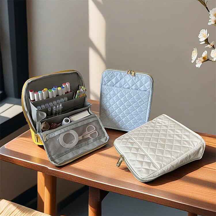 自立型 多収納ポケット 文房具 文具 収納 収納 文具ポーチ 立つ 筆箱 自立する ペンケース たてられる おしゃれ 手帳が入る 自立 大容量 自立式 収納ポーチ 縦型 韓国 高校生 ガジェットポーチ ポーチ キルティング 筆入れ ふでばこ berush-10001797 Be-RushSHOP サンプル画像2
