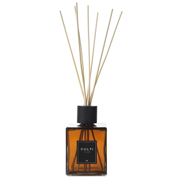 スタイリッシュなフレグランスリードディフューザーフレッシュで官能的な香りで安全かつ効果的に生活空間を香るのに役立ちますすぐに気分を落ち着かせ、幸福感を促進します籐製のディフューザースティックが付いていまスモークガラスホルダーに入れてあります...