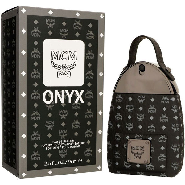 MCM ONYXは、リアルとバーチャルの間にかすかな境界線を作り出し、変幻自在の旅へと誘います。ジンジャーやスパイスが活力に満ち、アロマティックなラベンダーが広がります。そして、ドライダウンしたセンシュアルなウッディノートが、モダンな男性らしさと長続きするミネラル感をプラスしています。トップ：ジンジャー、ピンクペッパー、グレープフルーツミドル：バイオレットリーフ、バジル、ラベンダーラスト：クリアウッド、ハイチ産ベチバー、トンカビーンメーカー　エムシーエム広告文責　株式会社エムシーツ　045-482-5961区分　化粧品・フランス、その他