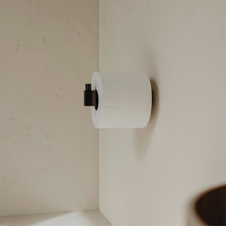 スペアトイレットペーパーホルダー グラファイト加工｜ZACK 40873 LINEA 予備ロール ペーパーホルダー 詰め替え用 トイレ収納 壁付け DIY ガンメタ ブラックステンレス おしゃれ 雑貨 かっこいい 上質 高級 ホテルライク ドイツ デザイナーズ GP [お取寄せ] 2