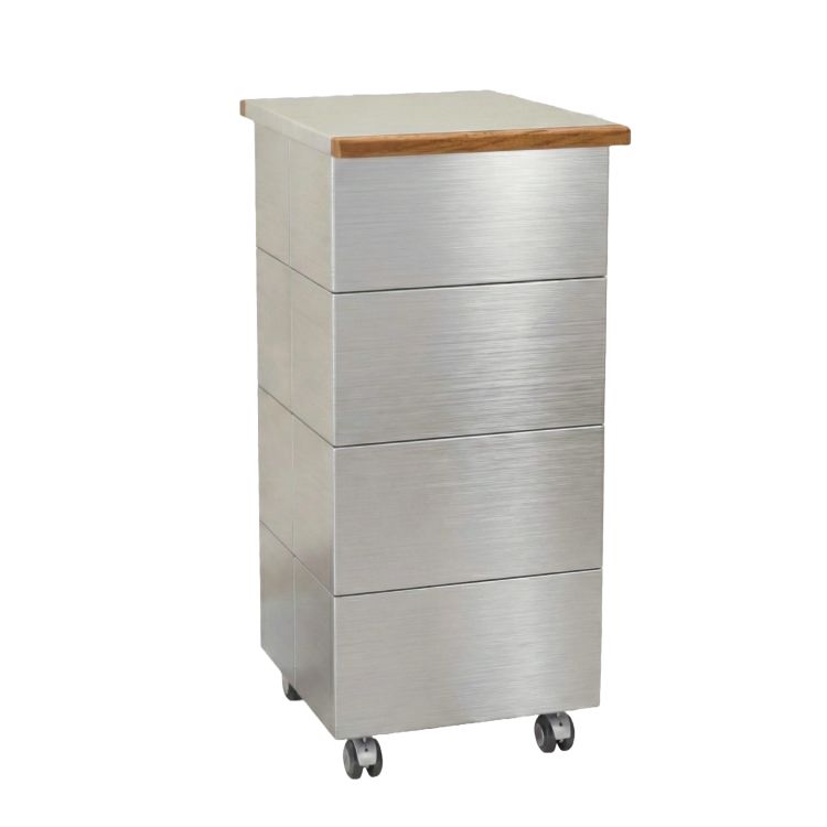 高級ステンレスと天然無垢材をつかった 機能性・耐久性・デザイン性に優れた大容量ゴミ箱。 暖かみのある天然無垢材を蓋のエッジに施しました。 ■papperskorg（パペルスコルク）とは シンプルな美しさの中に機能的で、実用性と耐久性を兼ね備...