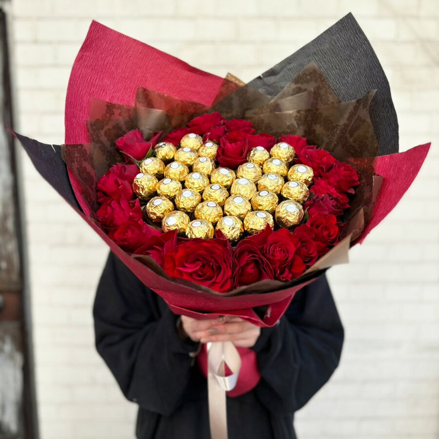 【FLOWER VALENTINE】 大好きなあなたへ 赤バラとチョコレートの豪華なブーケ 赤バラとチョコレートを贅沢に使用。バレンタインギフトにおすすめの赤バラとロシェチョコのブーケです。 予算に応じて国産高級バラ(税込22,000円)か輸入バラ(税込16,500円)をお選びいただけます。 チョコレートはイタリアの名品 フィレロ ロシェを使用。 フェレロ ロシェのチョコレートは何十年にもわたり、大切な人たちを結び付けてきたバレンタインギフトにぴったりの商品です。 ※送料は別途かかります。 バラ使用本数(目安)：20～25本 高さ：約50cm ・注意事項 ■生花でございますので、　”実際のサイズおよび”　商品写真と多少違いがある場合がございます。また、モニター 発色の具合により実際の商品と色味が異なる場合がございます。あらかじめご了承ください。 ■配送業者の繁忙期の場合、運送会社により、　”ご指定の日時”　に配送できない場合がございます(全国)。 ■在庫状況により商品がご用意できない場合は別途ご連絡をさせていただきます。 ■商品がご不在でお届けできないなどお届けに時間を要し商品が劣化した場合はお取替え、返金は致しかねます。 ■冬季・夏季はお届け先の気温によっては出荷をお断りする可能性がございます。 ■配送業者の繁忙期の場合、運送会社により、午前中に配送できない場合がございます(全国)。 ■お届け先が法人様の場合、お届け日・お届け時間は営業されているか、ご確認ください。 ■離島・山間部の場合、通常より配送が遅れる場合・配送時間が指定できない場合があります。