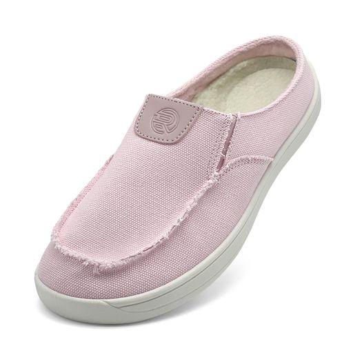 快適ワイドデザイン:日本人の足型に合わせた広幅設計。甲高の方でも圧迫感なく、長時間の着用でも足が疲れにくい構造。3E幅対応でむくみやすい足にも優しい。 防寒フリース内裏:高密度のフリース裏地が冷えやすい足元をしっかり保温。吸湿発熱機能付きで、冬場のオフィスや寒い朝のリビングでもぽかぽか持続。 洗濯機対応:丸洗い可能なズック素材採用。汗や臭いが気になる季節も衛生的にご使用いただけます。 機能性デザイン:非滑りラバーソール軽量設計(1足約355g) ユニバーサルデザイン:シンプルで飽きのこないモノトーンカラー。男女兼用でご家族分のまとめ買いにも最適。