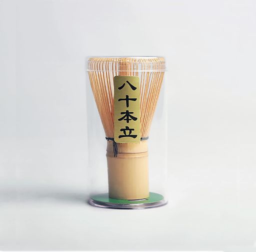 「安心材質」細い竹材質で作成し、抹茶を点てる際に絶対必要な道具が茶筌、竹製の道具です。天然の竹ですから、初心者から中級者向け、安心使えます。 商品説明:茶筅の標準的な穂数は70本前後ですが、80本立ての穂数は80本。穂数が多いほど泡立ちがよくお茶を点てやすいので、初心者の方には80本立・100本立がおすすめです。 産地:中国、材質:竹 ●サイズ:(約)直径6cmx高さ10.5cm、持ち手径:2.7cm※一つ一つ手作りの為個体差があります。●箱:プラスチックケース入 《お取り扱いについて》・新しい茶筌を使い始める時はたらいやボウルを使って軽く水洗いをし、その後お湯で湯通し(茶筌通し)をして下さい。直射日光の当たらない風通しのよい場所で十分に自然乾燥してください。その際、くせ直しに伏せて置くと形が崩れず綺麗に乾かせます。その後、温度や湿気の変化の少ない冷暗所に収納してください。また、自然乾燥により縦に亀裂が入ることがございます、表情や質感の変化も天然の竹本来の味わいとしてお楽しみください。食器洗浄機 電子レンジ オーブン 不可。