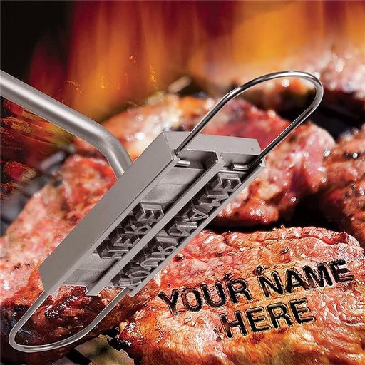 【ユニークな肉の傑作】BBQグリル器具には55文字のアルファベットと収納バッグが付属しており、名前やカスタムメッセージで肉にブランディングできます。無限の可能性を提供し、ステーキだけでなくハンバーガーやバンズのブランド化にも対応します。 【思いやりのあるロングハンドル】27cmの長さを持つ耐熱性の木製ハンドルにより、火傷を防止し、安全に使用できます。 【簡単で強力なブランディング】文字をセットしてインプリントを作成するのが簡単で、ツインロックが独自のフレーズをしっかり固定します。注意点は少し熱くなる可能性があることです。 【お手入れが簡単】粘着性や固体のグリースを簡単に拭き取ることができ、コンパクトなサイズで食器洗い機に安全に対応しています。 【材質・仕様】アルミ合金と木製ハンドルを採用し、重量は270グラム、サイズは長さ42cm、幅6cm、高さ2.8cmです。パッケージはカラーボックス入りで、持ち運びや収納にも便利です。