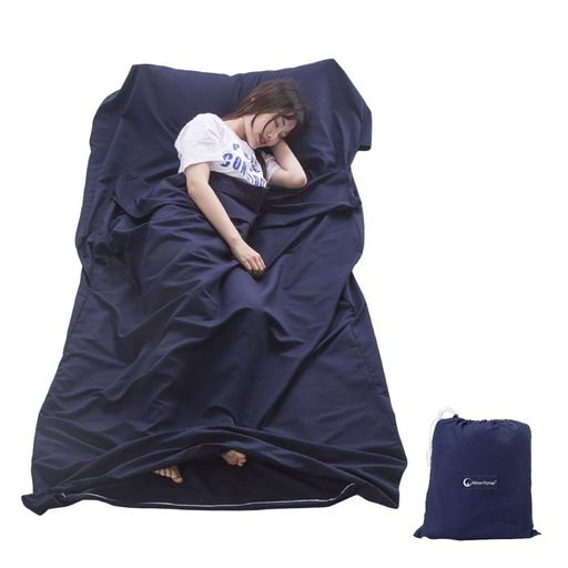 【サイズ】インナーシュラフフサイズ:210cm*115cm 収納サイズ:20*23*10cm 重量:545g 大柄な方でも楽に手足を伸ばせます。使わない時も楽に持ち運べます 【素材】100%ポリエステル素材で、軽くて肌触りが柔らかくて快適です。通気性も良く、毛羽立ちません。冬場に静電気が発生することもありません。吸湿性も抜群です 【インナーシーツ】シュラフ 寝袋の中にインナーシーツとして入れると、保温性が向上して快適に眠れます。シュラフの寝袋 シーツとしても使えます。寝袋を汚すと内部の洗濯が難しくてダニなどが繁殖して病気になってしまう恐れがあり、この薄いインナーシュラフがあれば洗濯がラクラクになって心配がいりません!寝袋の清潔を保つ--手袋を汗や細菌から離れ、寝袋の寿命を延長する。キャンプ場や旅館で使ってもいい、嫌がる虫から身を守ります 【様々な場面で活躍】キャンプ・登山・アウトドア、ツーリング、緊急時、災害用、車中泊、突然の外泊、列車の寝台、会社での外泊、出張先、カプセルホテル、ビジネスホテルや簡易宿泊などでのトラベルシーツ、トラベルライナーとしてもおすすめです。