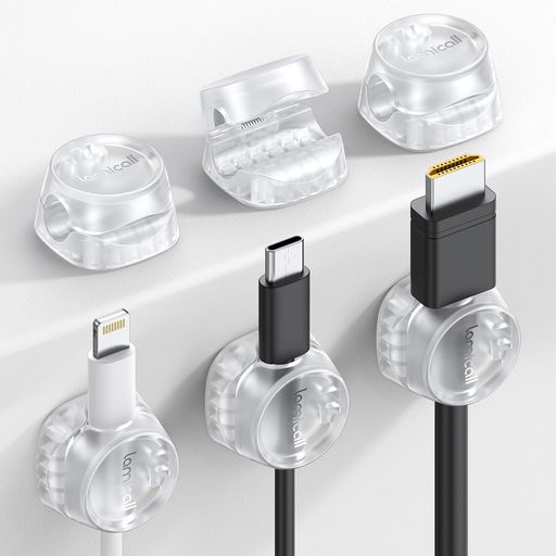 【外さずにスムーズに引っ張り】第1世代製品のフィードバックにより、新しい第4世代バネ式ケーブルホルダーを発売しました。全方面から守る蓋があるため、留められている状態でコードを引っ張っても外しません。ケーブルを通して固定する形のため、誤って手をケーブルから離してしまってもケーブル側端子部分がクリップ部分に引っ掛かるから、床まで落ちてストレスになることがありません。また、トンネルに余裕があるので反対側からケーブルを引っ張らなくでも簡単に元の長さに戻す事もできます。 【バネ内蔵・片手操作】頑丈なバネ内蔵の設計を備えており、マグネット式のように磁石が外れるとか、マグネットの力が弱いとかのような心配は一切ありません。手軽に開閉できるタイプで、片手で側からポンとケーブルを固定できます。ケーブルの出し入れが格段に楽になります。暗い所でケーブルを戻そうとするといちいち見て確認しなくても戻せます。ケーブルがスルッと落ちて、何度も拾って困るということも有りません。溝の幅:8mm。充電ケーブル、電源コード、USBケーブル、HDMI配線、 Type-Cコード、lanコード、ACケーブルなど、ほとんどのケーブルに対応可能。