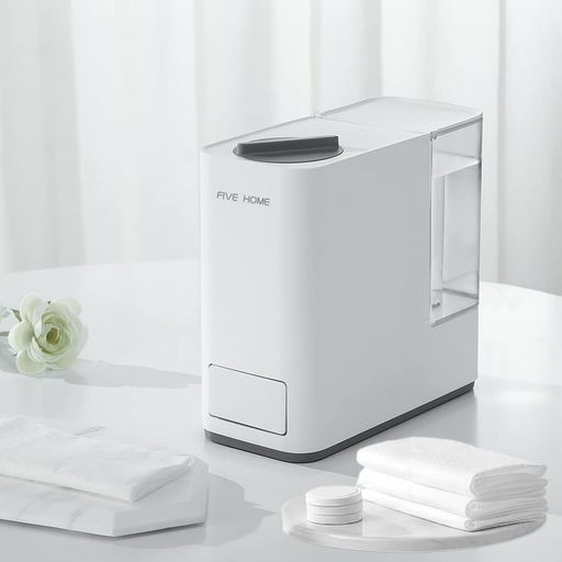 FIVEHOMEスマート瞬間蒸しタオルマシンはワンボタンで使用でき、5秒で温かくふわふわとしたタオルをゲットできます!「本体サイズ」横:10cm 高さ:19cm 奥行き:20cm 5秒でタオルを素早く加熱してふかふかにします。使い捨ての圧縮タオルが20枚入っており、衛生的に使っていただくことができます。 このタオルマシンは縦横比がA5ほどのコンパクトサイズで、リビングルーム、浴室、寝室、玄関などに置くことができます。プラグをコンセントに差し込むだけで使えます。自宅の中の様々な場所で使うことができて、学校、食堂、居酒屋、クリニック、病院などで使えます。 対応の圧縮タオルは肌に優しい植物繊維の材質を使っているので、赤ちゃんの柔らかい肌を拭くのにも最適です。美容用の蒸しタオル、日常のおしぼりなどとして使えます。 赤外線センサーが搭載されたことで、タオルを取り出すと引き出しが自動的に閉まるようになりました。蒸しタオル作成から使用までをボタン一つでスムーズに行うことができます。