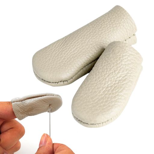 【牛革製指サック】第一層牛革を使用した手芸用指サックです。やわらかく曲げやすい質感で、細かな作業時にも指を動かしやすい仕様です。 【親指と人差し指用】親指用と人差し指用の2個セットで、針や道具を持つ時に使う指先まわりをカバーできます。 【手芸作業に便利】羊毛フェルト、裁縫、縫製、木彫り、クラフト、DIYツール使用時など、指先を使う細かな作業に適しています。 【滑りにくい表面】表面に自然な革のシボ感があり、道具を持つ時や素材を押さえる時にも扱いやすい設計です。 【持ち運びやすい】小型の2個セットで、作業箱や裁縫道具入れにも収納しやすく、自宅作業や教室、ワークショップ用にも使いやすいです。