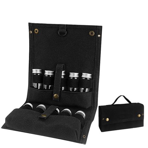 【調味料ケース製品仕様】収納バッグ本体:縦12cm✖横23cm✖奥行き7cm/広げて縦42.5cm✖横23cm、重量:184g、材質:キャンバス生地、厚み:16Oz(オンス)。ボトル:10本セット、サイズ:10✖3CM、重量:31g/1本、材質:ガラス。 【防水性の高いスパイスケース】スパイスボックスは16オンスの厚さを採用しているため、耐久性に優れています。さらに、パラフィン加工により優れた撥水性を実現しています。高品質で無毒なガラススパイス瓶10本を同封されて収納可能で、頑丈でありながらお手入れも簡単です。 【液漏れの心配なくスパイスボトル】10本の調味料入れボトルは、砂糖、塩、黒胡椒、胡椒、唐辛子、七味などの調味料をしっかり収納できます。錆びない蓋と密閉性の高いフタで、ハーブを長く保存できます。 【錆びない銅ボタン】デニムブランドで人気の「銅ボタン」。錆びなく、時間とともに変化する色と質感が魅力です。磨けば輝きを増し、世界に唯一無二の個性を持ったギアとなります。