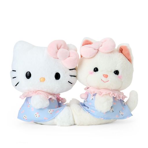 本体サイズ:約幅28x奥行11x高さ17cm。主な材料・原料:ポリエステル ぬいぐるみ同士取り外し不可。対象年齢3才以上※総柄デザインの部分は、商品によって柄の出方が若干異なります。 ※チーク部分は手作業で着色しているため、風合いが異なることがあります。また、照明などの影響により色味に変化が生じる場合があります。 (C) 2025 SANRIO CO., LTD. 著作 株式会社サンリオ