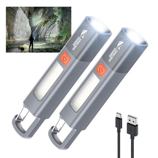 【高輝度照明モード】LEDハンドライトは高輝度XPELED電球を搭載しており、最大照射距離は500メートルに達します。ホワイトライト、点滅ライト、サイドライトという三つの照明モードがあり、様々なニーズを満たす十分な照明を提供します。 【ズーム調節式】ハンディライトはズーム調節機能が備わっており、近いから遠いまではっきり照らします。ハンディライトの前部を引くことで、ライトの照射範囲が変えます。内に引くとズームアウトになり、広い範囲まで照明されます。その一方、外に引くとズームインになり、遠距離照明になります。具体的な場合により、照明範囲を簡単に調節できます。 【Type-C充電式·1200mAh大容量バッテリー】側面に隠れたType-C充電ポートのデザインが防塵に優れています。1時間半でフル充電された場合は約8時間連続使用可能です。日常用だけでなく、アウトドアや夜間作業や緊急時など様々なニーズに対応できます。 【耐久性·IPX7防滴仕様】防水等級IPX7に準拠しているため、懐中電灯本体が風雨などの悪影響を受けることはありません。夜に自転車、散歩、キャンプ、アウトドア時に突然の暴風雨を心配する必要はありません。