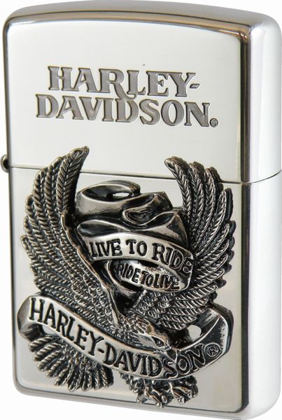 ZIPPO ジッポー HARLEY DAVIDSON ハーレーダビッドソン HDP-08 ビッグメタル 加工：シルバーイブシ＋エッチング＋シルバーイブシメタル 羽を広げた白頭鷲がシンボルのアメリカを代表する オートバイ『ハーレーダビッドソン』 とアメリカを代表するライター『ZIPPO』の アメリカンなコラボレーション！ いかにもアメリカらしいデザインですが、 なんと日本オリジナル！ 【ハーレーダビッドソン】 1903年にアーサー、ウォルターのダビッドソン兄弟と ウィリアム・シルヴェスター・ハーレーにより設立された。 ダビッドソンではなくハーレーの名が先に来るのは、 心臓部であるエンジン設計をハーレーが担当したため。 アメリカのオートバイメーカーはハーレーダビッドソン 1社だけ、という時期もあった。 ZIPPO社製純正BOXを使用。 保証書付き ⇒　ZIPPO キャラクター　を開く ⇒　ZIPPO 限定品・記念品　を開く ⇒　ZIPPO スターリングシルバー(純銀)　を開く ⇒　ZIPPO 梵字シリーズ　を開く ⇒　ZIPPO その他　を開くZIPPO ジッポー HARLEY DAVIDSON ハーレーダビッドソン HDP-08 ビッグメタル シルバーイブシ エッチング シルバーイブシメタル