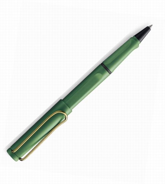 LAMY ラミー L3YCH 限定 サファリ フィールドグリーン ゴールドクリップ ローラーボール（水性BP） 販売国限定・数量限定のスペシャルエディション 「ラミー サファリ フィールドグリーン ゴールドクリップ」は、 みずみずしい野原を思わせるフィールドグリーンのマットボディに、 輝くゴールドクリップの質感がアクセント。 口金や天冠には落ち着きのあるブラックパーツを配し、 心を耕す大人の手書きシーンにぴったりのペンに仕上げました。 万年筆、ローラーボール、ボールペンに加え、 0.5ミリ芯のペンシルも登場。 また、万年筆は通常のブラックステンレスニブに加え、 漢字ニブもお選びいただけます。 ⇒その他ラミー商品はこちら！LAMY ラミー L3YCH 限定 サファリ フィールドグリーン ゴールドクリップ ローラーボール（水性BP）