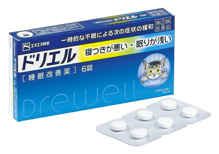 商品情報■　特徴一時的な不眠による次の症状の緩和 寝つきが悪い・眠りが浅い こんなとき、こんな方の一時的な不眠に ■ストレスが多く、眠れない ■疲れているのに、神経が高ぶって寝つけない ■心配ごとがあって、夜中に目が覚める ■不規則な生活で、睡眠リズムが狂い、寝つけない ドリエルは就寝前の服用により、寝つきが悪い、眠りが浅いといった一時的な不眠 症状の緩和に効果をあらわします。 ■ドリエルの効きめ成分 ドリエルの効きめ成分(ジフェンヒドラミン塩酸塩)は、皮ふのかゆみをしずめたり、くしゃみや鼻水などのアレルギー症状をおさえる目的で広く使われていますが、 服用により眠気をもよおすという作用があります。 ドリエルはこのジフェンヒドラミン塩酸塩の持つ眠気の作用を応用してつくられた医薬品です。 ■ドリエルで眠くなるしくみ 脳の睡眠・覚醒に関係が深い視床下部の後部には、興奮性ニューロンといわれるヒ スタミンニューロンが多く存在しています。その末端から放出されるヒスタミンは、 大脳皮質をはじめ脳の様々な部位の神経細胞を興奮させることによって覚醒の維持・調節をしています。ドリエルは、その効きめ成分(ジフェンヒドラミン塩酸塩)が脳におけるヒスタミンの働きをおさえ、眠くなる作用をあらわします。■　使用上の注意■■してはいけないこと■■ (守らないと現在の症状が悪化したり、副作用・事故が起こりやすくなります。) 1.次の人は服用しないでください (1)妊婦又は妊娠していると思われる人。 (2)15才未満の小児。 (3)日常的に不眠の人。 (4)不眠症の診断を受けた人。 2.本剤を服用している間は、次のいずれの医薬品も使用しないでください 他の催眠鎮静薬、かぜ薬、解熱鎮痛薬、鎮咳去痰薬、抗ヒスタミン剤を含有する内服薬等(鼻炎用内服薬、乗物酔い薬、アレルギー用薬等) 3.服用後、乗物又は機械類の運転操作をしないでください (眠気をもよおして事故を起こすことがあります。また、本剤の服用により、翌日まで眠気が続いたり、だるさを感じる場合は、これらの症状が消えるまで、乗物又は機械類の運転操作をしないでください。) 4.授乳中の人は本剤を服用しないか、本剤を服用する場合は授乳を避けてください 5.服用前後は飲酒しないでください 6.寝つきが悪い時や眠りが浅い時のみの服用にとどめ、連用しないでください ■■相談すること■■ 1.次の人は服用前に医師、薬剤師又は登録販売者に相談してください (1)医師の治療を受けている人。 (2)高齢者。(高齢者では眠気が強くあらわれたり、また反対に神経が高ぶるなどの症状があらわれることがあります。) (3)薬などによりアレルギー症状を起こしたことがある人。 (4)次の症状のある人。 排尿困難 (5)次の診断を受けた人。 緑内障、前立腺肥大 2.服用後、次の症状があらわれた場合は副作用の可能性があるので、直ちに服用を中 止し、この説明書を持って医師、薬剤師又は登録販売者に相談してください 〔関係部位〕 〔症 状〕 皮 膚 : 発疹・発赤、かゆみ 消 化 器 : 胃痛、吐き気・嘔吐、食欲不振 精神神経系 : めまい、頭痛、起床時の頭重感、昼間の眠気、気分不快、神経過敏、一時的な意識障害(注意力の低下、ねぼけ様症 状、判断力の低下、言動の異常等) 循 環 器 : 動悸 泌 尿 器 : 排尿困難 そ の 他 : 倦怠感 3.服用後、次の症状があらわれることがあるので、このような症状の持続又は増強が見られた場合には、服用を中止し、この説明書を持って医師、薬剤師又は登録販売 者に相談してください 口のかわき、下痢 4.2〜3回服用しても症状がよくならない場合は服用を中止し、この説明書を持って医師、薬剤師又は登録販売者に相談してください その他の注意 翌日まで眠気が続いたり、だるさを感じることがあります。■　効果・効能一時的な不眠の次の症状の緩和:寝つきが悪い、眠りが浅い ■　用法・用量寝つきが悪い時や眠りが浅い時、次の1回量を1日1回就寝前に水又はぬるま湯で服用してください。 〔 年 齢 〕 成人(15才以上) 〔1 回 量 〕 2錠 〔 年 齢 〕 15才未満 〔1 回 量 〕 服用しないこと ＜用法・用量に関連する注意＞ (1)用法・用量を厳守してください。 (2)1回2錠を超えて服用すると、神経が高ぶるなど不快な症状があらわれ、逆に眠れなくなることがあります。 (3)就寝前以外は服用しないでください。 (4)錠剤の取り出し方 錠剤の入っているPTPシートの凸部を指先で強く押して裏面のアルミ箔を破り、取り出してお飲みください。(誤ってそのまま飲み込んだりすると食道粘 膜に突き刺さるなど思わぬ事故につながります。) ■　成分・分量2錠中 ジフェンヒドラミン塩酸塩・・・・・50mg 添加物:クロスカルメロースNa、無水ケイ酸、セルロース、乳糖、ヒドロキシプロピルセルロース、ヒプロメロース、マクロゴール、ステアリン酸Mg、タルク、酸化チタン ■　保管及び取扱いの注意(1)直射日光の当たらない湿気の少ない涼しい所に保管してください。 (2)小児の手の届かない所に保管してください。 (3)他の容器に入れ替えないでください。 (誤用の原因になったり品質が変わることがあります。) (4)使用期限をすぎたものは服用しないでください。 ■　お問い合わせ先お買い求めのお店、又はお客様相談室にお問い合わせください。 エスエス製薬株式会社 お客様相談室 〒103-8481 東京都中央区日本橋浜町2-12-4 0120-028-193 9時から17時30分まで(土、日、祝日を除く) ■　【広告文責】 会社名：株式会社イチワタ 　ドラッグイチワタ皆野バイパス店　ベストHBI TEL：0494-26-5213 メーカー：エスエス製薬株式会社 区分：日本製・第(2)類医薬品[医薬品・医薬部外品][催眠・鎮静剤][第(2)類医薬品][JAN: 4987300049402]