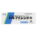 商品説明■　特徴コリスチンは，Bacillus polymyxa var．colistinusの培養液から抽出精製された白色結晶性の粉末です。その抗菌作用はグラム陰性菌に対し選択的に作用し，殺菌作用を発揮します。また，緑膿菌に対しても効果を発揮します。 バシトラシンは，菌種Bacillus subtilis var．Tracyの培養液より抽出された白色〜淡褐色の粉末で，ペニシリンと近似の抗菌スペクトルを有し，大部分のグラム陽性菌と陰性菌の一部に奏効します。 ドルマイシン軟膏はこれら殺菌作用をもつ両抗生物質を配合し，グラム陽性・陰性菌による単独又は混合感染症はもちろん，一般外部疾患の感染予防並びに治療に効果を発揮する皮膚疾患治療剤です。■　効能・効果外傷・火傷等の化膿予防及び治療，膿痂疹（とびひ），セツ（せつ），癰（よう），疔（ちょう），毛嚢炎，湿疹，グラム陽性・陰性菌の単独及び混合感染による皮膚疾患，化膿症，伝染性皮膚炎，皮膚潰瘍■　内容成分・成分量1g中 成分・・・分量 コリスチン硫酸塩（硫酸コリマイシン）・・・50000単位 バシトラシン・・・250単位 添加物：白色ワセリン，流動パラフィン■　使用方法通常1日1〜3回，適量を患部に直接又はガーゼに塗布して用いてください。■　使用上の 注意●してはいけないこと （守らないと現在の症状が悪化したり，副作用が起こりやすくなります） 1．次の人は使用しないでください 　本剤又は本剤の成分によりアレルギー症状を起こしたことがある人。 2．次の部位には使用しないでください 　（1）湿疹，ただれのひどい患部。 　（2）深い傷，ひどいやけどの患部。 ●相談すること 1．次の人は使用前に医師，薬剤師又は登録販売者に相談してください 　（1）医師の治療を受けている人。 　（2）薬などによりアレルギー症状を起こしたことがある人。 　（3）患部が広範囲の人。 　（4）鼻腔等の粘膜に病変のある人。 2．使用後，次の症状があらわれた場合は副作用の可能性があるので，直ちに使用を中止し，この文書を持って医師，薬剤師又は登録販売者に相談してください ［関係部位：症状］ 皮膚：発疹・発赤，かゆみ，かぶれ 　まれに次の重篤な症状が起こることがあります。その場合は直ちに医師の診療を受けてください。 ［症状の名称：症状］ ショック（アナフィラキシー）：使用後すぐに，皮膚のかゆみ，じんましん，声のかすれ，くしゃみ，のどのかゆみ，息苦しさ，動悸，意識の混濁等があらわれる。 3．5〜6日間使用しても症状がよくならない場合は使用を中止し，この文書を持って医師，薬剤師又は登録販売者に相談してください■　保管及び 取扱い上の 注意1）直射日光の当たらない涼しい所に密栓して保管してください。 （2）小児の手のとどかない所に保管してください。 （3）他の容器に入れかえないでください。（誤用の原因になったり品質が変わることがあります。） （4）使用期限を過ぎた製品は使用しないでください。■　お問い合わせ先／製造販売元ゼリア新薬工業株式会社 東京都中央区日本橋小舟町10-11 [お客様相談室] 電話：03-3661-2080 受付時間：9：00〜17：50（土・日・祝日を除く）■　 ご注意下さい■メール便発送の商品です■ こちらの商品はメール便で発送いたします。下記の内容をご確認下さい。 ・郵便受けへの投函にてお届けとなります。 ・代引きでのお届けはできません。 ・代金引換決済でご注文の場合はキャンセルとさせて頂きます。 ・配達日時の指定ができません。 ・紛失や破損時の補償はありません。 ・ご注文数が多い場合など、通常便でのお届けとなることがあります。 ご了承の上、ご注文下さい。■　【広告文責】 会社名：株式会社イチワタ 　ドラッグイチワタ皆野バイパス店　ベストHBI TEL：0494-26-5213 区分：日本製・第2類医薬品 メーカー：ゼリア新薬工業株式会社[医薬品・医薬部外品][皮膚薬][やけど][第2類医薬品][JAN: 49252071]