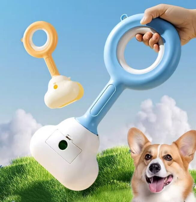 拾便器 犬用 ペット フンキャッチャー 便取り器 散歩用 フン処理 簡単 衛生 持ち運び 軽量 手が汚れない 大小サイズ ■ 商品ポイント お散歩の「困った」を、スマートに解決。 手を汚さずにフンをキャッチできる拾便器。ゴミ袋をセットして挟むだけの簡単操作で、毎日のお散歩がもっと快適になります。 ■ 特長1：手が汚れない衛生的な設計 ゴミ袋をセットしてフンを挟み取るだけ。直接手で触れることなく処理できるので、衛生的で快適です。 ■ 特長2：ワンタッチで簡単操作 ハンドルを握って挟むだけのシンプル操作。誰でも簡単に使え、面倒なフン処理をスムーズに行えます。 ■ 特長3：軽量＆コンパクトで持ち運び便利 軽量設計で、お散歩バッグに入れても邪魔になりません。持ち運びやすく、毎日のお散歩にぴったりです。 ■ 特長4：ゴミ袋付きでそのまま捨てられる フンをキャッチしたら、袋を外してそのままゴミ箱へ。後処理も簡単で、におい漏れも気になりにくい設計です。 ■ 特長5：M・Lサイズ展開で愛犬に合わせて選べる 小型犬から大型犬まで対応できるM・Lの2サイズ展開。愛犬の体格に合わせてお選びいただけます。 ■ 特長6：おしゃれな2色展開 ブルーとイエローの2色展開。お散歩が楽しくなる、明るくおしゃれなカラーリングです。 ■ こんな方におすすめ ● 毎日犬のお散歩をしている方 ● フン処理の手間や汚れを減らしたい方 ● 衛生的にフンを処理したい方 ● 軽量で持ち運びやすい拾便器を探している方 ● 小型犬から大型犬まで対応できる拾便器を探している方 ● お散歩グッズをおしゃれに揃えたい方 ■ 商品仕様 商品名：ペット用拾便器（フンキャッチャー） 素材：プラスチック カラー：ブルー、イエロー サイズ：M、L 特徴：手が汚れない、ワンタッチ操作、軽量、持ち運び便利、ゴミ袋付き 用途：犬の散歩、フン処理、ペットのお出かけ ※サイズは手作業での採寸のため、多少の誤差が生じる場合がございます。 ※ご使用後は水で洗い、よく乾燥させてから保管してください。 ■ あんしん保証 【品質保証】商品到着後はすぐに内容物をご確認ください。万一の初期不良や破損がございましたら、お気軽に当店までご連絡ください。 迅速に対応させていただきますので、安心してお買い物をお楽しみください。 ■ 検索用キーワード 拾便器 犬用 ペット フンキャッチャー 便取り器 散歩用 フン処理 簡単 衛生 持ち運び 軽量 手が汚れない ゴミ袋付き 大小サイズ M L ブルー イエロー ペットグッズ お散歩グッズ フン取り 犬の散歩 必須アイテム 犬のいる暮らし ■ 大口注文・ギフト対応 保護犬活動をされている団体様、ブリーダー様、ペットショップ様など、まとまった数のご注文も柔軟に対応可能です。 新しくワンちゃんを迎えた方へのプレゼントとしても大変喜ばれております。ご不明な点はお気軽にお問い合わせください。
