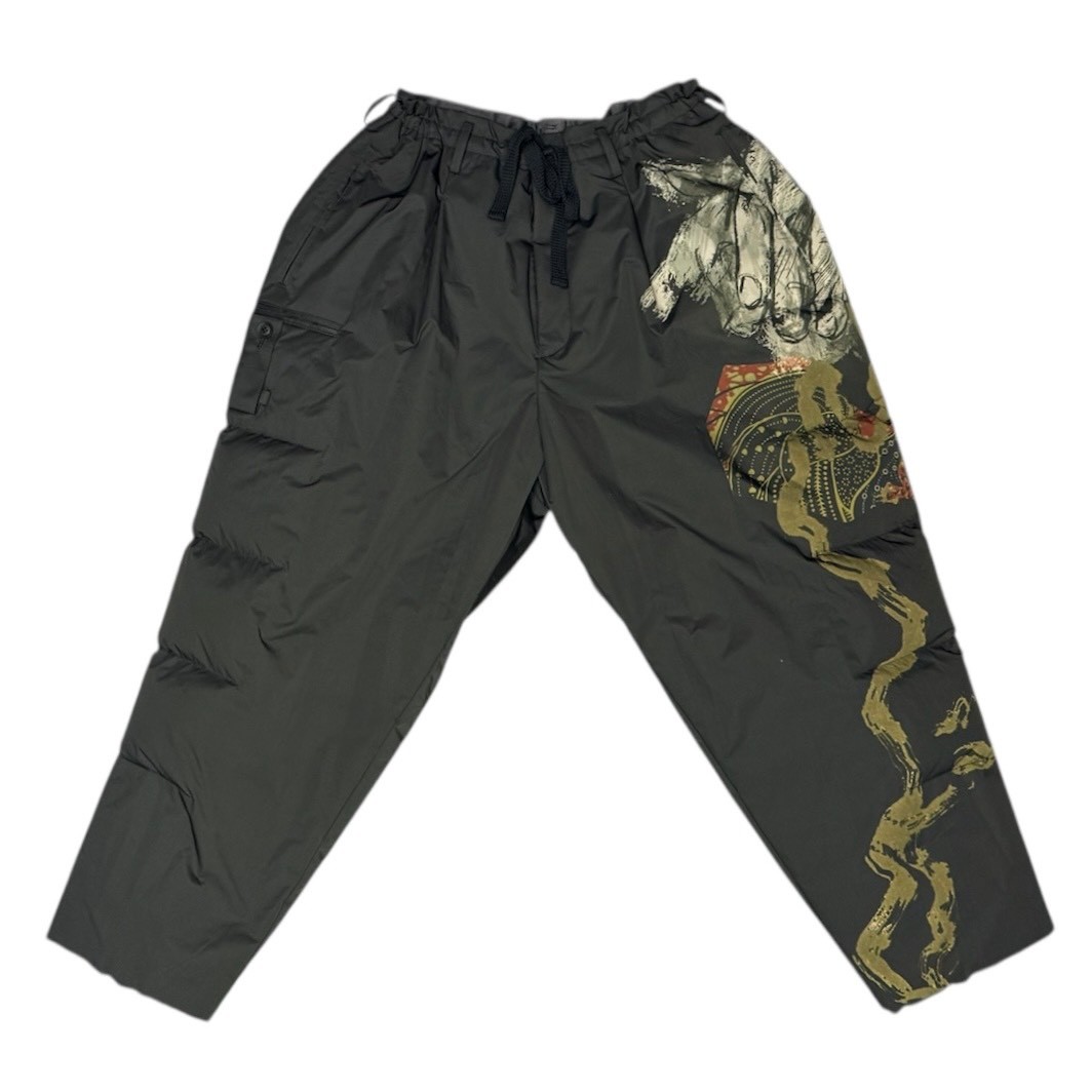 乐天商城 - Yohji Yamamoto POUR HOMME ヨウジヤマモトプールオム 25AW KNEE TAB PADDED PRINTED PANTS リバーシブル中綿ワイドテーパードパンツ HL-P48-921 2 ブラック 15178