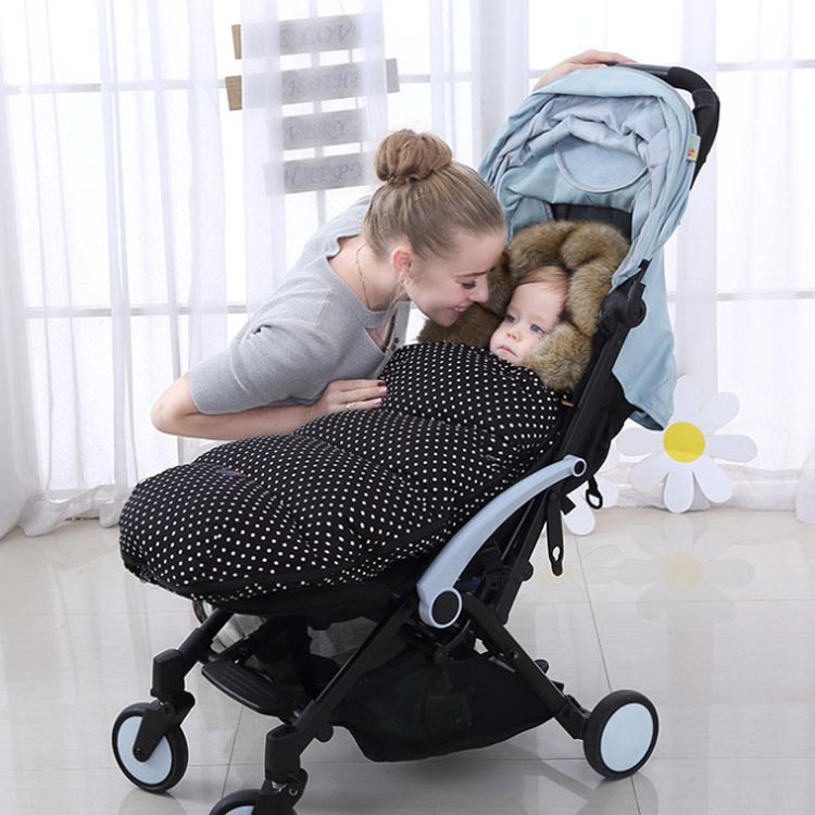 ベビーカー フットマフ 防寒 防寒カバー 裏起毛 フリース 中綿入り フード付き 耳付き ファスナー開閉 ダブルファスナー マジックテープ 背面スリット 暖かい 洗える 保温 お昼寝 誕生日 出産祝い ギフト プレゼント 春 秋 冬 無地 総柄 全15色 3