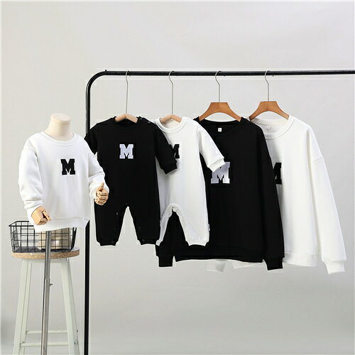 width="100%"> 商品詳細 商品特徴 ●おしゃれな親子ペアルック服。 ●家族揃いで幸せ感たっぷり。 ●家族旅行、撮影、運動会、お出かけに最高。 ●誕生日記念日、ご家族へ感謝の気持ちとしての贈り物に大人気。 ●着心地の良い柔らかい素材を使用しています。 ●カジュアルなファッションにピッタリのアイテムです。大人から子どもまでサイズ展開があり、センスを感じる親子お揃いコーデにおすすめの1枚になっています。 ●パパやママへのプレゼントにも、親子でペアが楽しめるトレーナーは嬉しいもの。記念にもなりますよ。 素材 綿80%、ポリエステル20% 素材感 普通（薄い、やや薄い、普通、やや厚い、厚い） 販売対象 自宅用、ギフト用 【サイズ詳細】 【ロンパース66】参考体重：4-6kg、着丈：53cm、バスト：56cm 【ロンパース73】参考体重：6-8kg、着丈：58cm、バスト：58cm 【ロンパース80】参考体重：8-10kg、着丈：63cm、バスト：60cm 【ロンパース90】参考体重：10-12kg、着丈：68cm、バスト：62cm 【子供80】参考体重：7.5-10kg、着丈：35cm、バスト：70cm 【子供90】参考体重：10-12.5kg、着丈：38cm、バスト：74cm 【子供100】参考体重：12.5-15kg、着丈：41cm、バスト：78cm 【子供110】参考体重：15-17.5kg、着丈：43cm、バスト：82cm 【子供120】参考体重：17.5-20kg、着丈：47cm、バスト：86cm 【子供130】参考体重：20-25kg、着丈：50cm、バスト：90cm 【子供140】参考体重：25-30kg、着丈：52cm、バスト：94cm 【子供150】参考体重：30-37.5kg、着丈：54cm、バスト：98cm 【大人S】参考体重：40-52.5kg、着丈：62cm、バスト：112cm 【大人M】参考体重：52.5-60kg、着丈：65cm、バスト：116cm 【大人L】参考体重：60-70kg、着丈：69cm、バスト：120cm 【大人XL】参考体重：70-80kg、着丈：71cm、バスト：124cm 【大人2XL】参考体重：80-87.5kg、着丈：73cm、バスト：128cm 【大人3XL】参考体重：87.5-95kg、着丈：75cm、バスト：132cm サイズについて不明なお客様はお気軽にお問い合わせください。 送料 沖縄以外送料無料、沖縄地方1500円 ラッピング対応 ラッピング袋手配可能。 注意事項 ※表示サイズがある場合、多少の誤差(約1-3cm)が生じる場合がございます。 ※製造上、細かな汚れやシワ糸のほつれが発生する場合がございます。 ※モニターの発色の具合によって実際のものと色が異なる場合が御座います。 ※&nbsp;商品の仕様は、製造元の都合により予告なく変更することがあります。また、突然の欠品等で商品手配の遅れや手配ができない場合がございます ので、ご了承ください。 ※土日祝祭日のご注文およびお問い合わせへの弊社からのご連絡は、翌営業日となります。 ※その他のよくあるご質問。【関連キーワード】親子ペア パパ ママ ペアルック カップル 長袖 ペアカップル親子 カップルお揃い 服 プレゼント親子 親子ペアルック　親子ペアトレーナー 親子お揃い　親子ペアルック パーカー 親子お揃い　トレーナー メンズ レディース ユニセックス おそろい親子服 兄弟お揃い 姉妹お揃い パーカー 長袖 プレゼント ギフト 子供 親子 お揃い服
