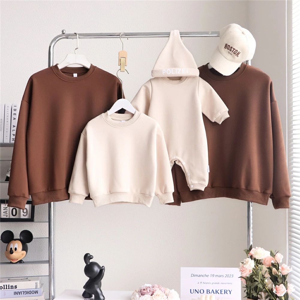 width="100%"> 商品詳細 商品特徴 ●おしゃれな親子ペアルック服。 ●家族揃いで幸せ感たっぷり。 ●家族旅行、撮影、運動会、お出かけに最高。 ●誕生日記念日、ご家族へ感謝の気持ちとしての贈り物に大人気。 ●着心地の良い柔らかい素材を使用しています。 ●カジュアルなファッションにピッタリのアイテムです。大人から子どもまでサイズ展開があり、センスを感じる親子お揃いコーデにおすすめの1枚になっています。 ●パパやママへのプレゼントにも、親子でペアが楽しめるトレーナーは嬉しいもの。記念にもなりますよ。 商品内容 ●トレーナー単品 素材 綿95%、ポリエステル5% 素材感 普通（薄い、やや薄い、普通、やや厚い、厚い） 販売対象 自宅用、ギフト用 【サイズ詳細】 【ロンパース66】参考身長：47-59cm、参考体重：3-6kg、参考年齢：1-3ヶ月 【ロンパース73】参考身長：55-68cm、参考体重：5-7kg、参考年齢：3-6ヶ月 【ロンパース80】参考身長：60-73cm、参考体重：6-8kg、参考年齢：6-9ヶ月 【ロンパース90】参考身長：70-78cm、参考体重：7-9kg、参考年齢：9-12ヶ月 【子供80】参考身長：73-85cm、参考体重：-7kg、参考年齢：1-2歳 【子供90】参考身長：85-95cm、参考体重：7-10kg、参考年齢：2-3歳 【子供100】参考身長：95-105cm、参考体重：10-13kg、参考年齢：3-4歳 【子供110】参考身長：105-115cm、参考体重：13-15kg、参考年齢：4-5歳 【子供120】参考身長：115-125cm、参考体重：15-18kg、参考年齢：5-6歳 【子供130】参考身長：125-135cm、参考体重：18-23kg、参考年齢：6-7歳 【子供140】参考身長：135-145cm、参考体重：23-28kg、参考年齢：7-9歳 【子供150】参考身長：145-155cm、参考体重：28-33kg、参考年齢：9-11歳 【大人S】参考身長：145-155cm、参考体重：37-45kg 【大人M】参考身長：150-160cm、参考体重：45-52kg 【大人L】参考身長：155-165cm、参考体重：52-57kg 【大人XL】参考身長：160-170cm、参考体重：55-65kg 【大人2XL】参考身長：165-175cm、参考体重：65-72kg 【大人3XL】参考身長：170-180cm、参考体重：72-80kg 【大人4XL】参考身長：175-185cm、参考体重：80-87kg サイズについて不明なお客様はお気軽にお問い合わせください。 送料 沖縄以外送料無料、沖縄地方1500円 ラッピング対応 ラッピング袋手配可能。 注意事項 ※表示サイズがある場合、多少の誤差(約1-3cm)が生じる場合がございます。 ※製造上、細かな汚れやシワ糸のほつれが発生する場合がございます。 ※モニターの発色の具合によって実際のものと色が異なる場合が御座います。 ※&nbsp;商品の仕様は、製造元の都合により予告なく変更することがあります。また、突然の欠品等で商品手配の遅れや手配ができない場合がございます ので、ご了承ください。 ※土日祝祭日のご注文およびお問い合わせへの弊社からのご連絡は、翌営業日となります。 ※その他のよくあるご質問。【関連キーワード】親子ペア パパ ママ ペアルック カップル 長袖 ペアカップル親子 カップルお揃い 服 プレゼント親子 親子ペアルック　親子ペアトレーナー 親子お揃い　親子ペアルック　トレーナー 親子お揃い　トレーナー メンズ レディース ユニセックス おそろい親子服 兄弟お揃い 姉妹お揃い　トレーナー 長袖 プレゼント ギフト 子供 親子 お揃い服
