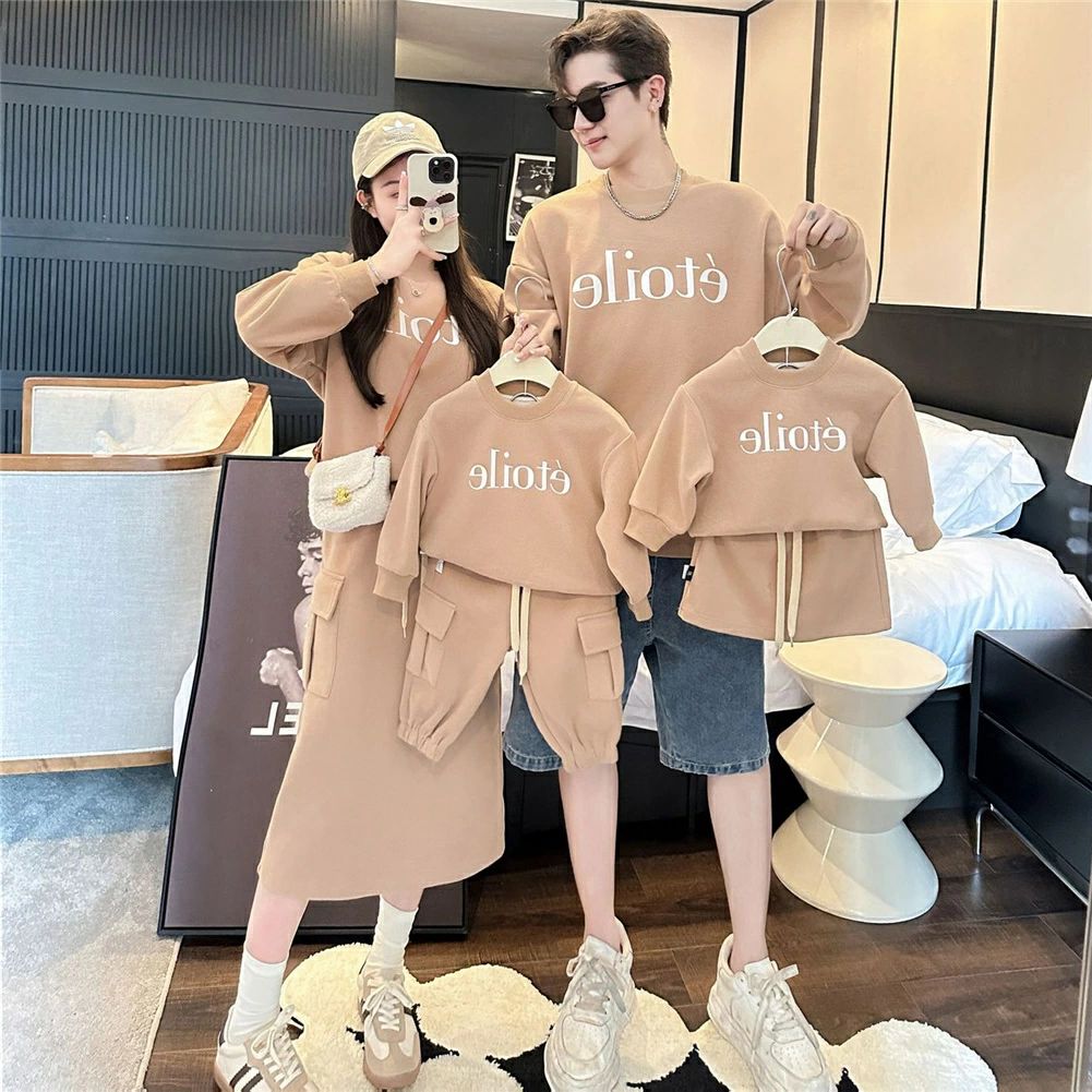 width="100%"> 商品詳細 商品特徴 ●おしゃれな親子ペアルック服。 ●家族揃いで幸せ感たっぷり。 ●家族旅行、撮影、運動会、お出かけに最高。 ●誕生日記念日、ご家族へ感謝の気持ちとしての贈り物に大人気。 ●着心地の良い柔らかい素材を使用しています。 ●カジュアルなファッションにピッタリのアイテムです。大人から子どもまでサイズ展開があり、センスを感じる親子お揃いコーデにおすすめの1枚になっています。 ●パパやママへのプレゼントにも、親子でペアが楽しめるトレーナーは嬉しいもの。記念にもなりますよ。 商品内容 ●子供：上下セット ●ママ：上下セット ●パパ：トレーナー単品 素材 綿95%、ポリエステル5% 素材感 普通（薄い、やや薄い、普通、やや厚い、厚い） 販売対象 自宅用、ギフト用 【サイズ詳細】 【ロンパース66】参考身長：47-59cm、参考体重：3-6kg、参考年齢：1-3ヶ月 【ロンパース73】参考身長：55-68cm、参考体重：5-7kg、参考年齢：3-6ヶ月 【ロンパース80】参考身長：60-73cm、参考体重：6-8kg、参考年齢：6-9ヶ月 【ロンパース90】参考身長：70-78cm、参考体重：7-9kg、参考年齢：9-12ヶ月 【子供80】参考身長：73-85cm、参考体重：-7kg、参考年齢：1-2歳 【子供90】参考身長：85-95cm、参考体重：7-10kg、参考年齢：2-3歳 【子供100】参考身長：95-105cm、参考体重：10-13kg、参考年齢：3-4歳 【子供110】参考身長：105-115cm、参考体重：13-15kg、参考年齢：4-5歳 【子供120】参考身長：115-125cm、参考体重：15-18kg、参考年齢：5-6歳 【子供130】参考身長：125-135cm、参考体重：18-23kg、参考年齢：6-7歳 【子供140】参考身長：135-145cm、参考体重：23-28kg、参考年齢：7-9歳 【子供150】参考身長：145-155cm、参考体重：28-33kg、参考年齢：9-11歳 【大人S】参考身長：145-155cm、参考体重：37-45kg 【大人M】参考身長：150-160cm、参考体重：45-52kg 【大人L】参考身長：155-165cm、参考体重：52-57kg 【大人XL】参考身長：160-170cm、参考体重：55-65kg 【大人2XL】参考身長：165-175cm、参考体重：65-72kg 【大人3XL】参考身長：170-180cm、参考体重：72-80kg 【大人4XL】参考身長：175-185cm、参考体重：80-87kg サイズについて不明なお客様はお気軽にお問い合わせください。 送料 沖縄以外送料無料、沖縄地方1500円 ラッピング対応 ラッピング袋手配可能。 注意事項 ※表示サイズがある場合、多少の誤差(約1-3cm)が生じる場合がございます。 ※製造上、細かな汚れやシワ糸のほつれが発生する場合がございます。 ※モニターの発色の具合によって実際のものと色が異なる場合が御座います。 ※&nbsp;商品の仕様は、製造元の都合により予告なく変更することがあります。また、突然の欠品等で商品手配の遅れや手配ができない場合がございます ので、ご了承ください。 ※土日祝祭日のご注文およびお問い合わせへの弊社からのご連絡は、翌営業日となります。 ※その他のよくあるご質問。【関連キーワード】親子ペア パパ ママ ペアルック カップル 長袖 ペアカップル親子 カップルお揃い 服 プレゼント親子 親子ペアルック　親子ペアトレーナー 親子お揃い　親子ペアルック　トレーナー 親子お揃い　トレーナー メンズ レディース ユニセックス おそろい親子服 兄弟お揃い 姉妹お揃い　トレーナー 長袖 プレゼント ギフト 子供 親子 お揃い服