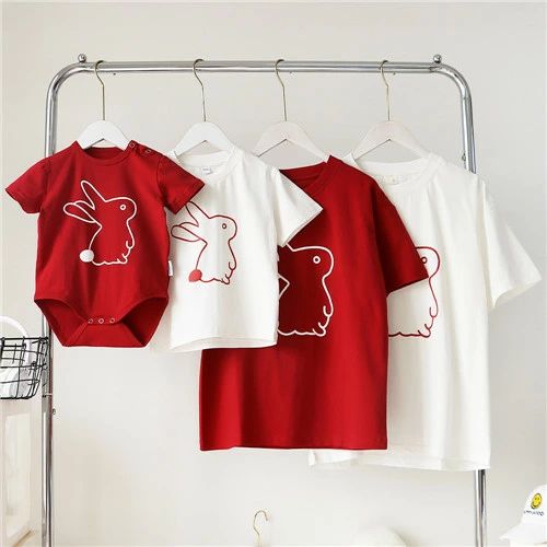 width="100%"> 商品詳細 商品特徴 ●おしゃれな親子ペアルック服。 ●家族揃いで幸せ感たっぷり。 ●家族旅行、撮影、運動会、お出かけに最高。 ●誕生日記念日、ご家族へ感謝の気持ちとしての贈り物に大人気。 ●着心地の良い柔らかい素材を使用しています。 ●カジュアルなファッションにピッタリのアイテムです。大人から子どもまでサイズ展開があり、センスを感じる親子お揃いコーデにおすすめの1枚になっています。 ●パパやママへのプレゼントにも、親子でペアが楽しめるTシャツは嬉しいもの。記念にもなりますよ。 商品内容 Tシャツ単品 素材 綿90%、ポリエステル10% 素材感 普通（薄い、やや薄い、普通、やや厚い、厚い） 季節 春、夏、秋 販売対象 自宅用、ギフト用 【サイズ詳細】 【ロンパースサイズ】 【66】参考体重5-7kg、着丈：41cm、バスト：54cm 【73】参考体重7-9kg、着丈：43cm、バスト：56cm 【80】参考体重9-12kg、着丈：45cm、バスト：58cm 【90】参考体重12-14kg、着丈：47cm、バスト：60cm 【子供サイズ】 【80】参考体重7-11kg、着丈：34cm、バスト：58cm、肩幅：29cm 【90】参考体重11-13kg、着丈：38cm、バスト：60cm、肩幅：30cm 【100】参考体重13-16kg、着丈：42cm、バスト：62cm、肩幅：31cm 【110】参考体重16-20kg、着丈：44cm、バスト：66cm、肩幅：32cm 【120】参考体重20-25kg、着丈：47cm、バスト：70cm、肩幅：33cm 【130】参考体重25-30kg、着丈：49cm、バスト：74cm、肩幅：35cm 【140】参考体重30-37.5kg、着丈：52cm、バスト：78cm、肩幅：39cm 【大人サイズ】 【S】参考体重42.5-55kg、着丈：66cm、バスト：110cm、肩幅：55cm 【M】参考体重55-65kg、着丈：67cm、バスト：114cm、肩幅：57cm 【L】参考体重65-75kg、着丈：69cm、バスト：118cm、肩幅：59cm 【XL】参考体重75-85kg、着丈：71cm、バスト：122cm、肩幅：61cm 【2XL】参考体重85-95kg、着丈：73cm、バスト：126cm、肩幅：63cm 【3XL】参考体重95-105kg、着丈：75cm、バスト：130cm、肩幅：65cm サイズについて不明なお客様はお気軽にお問い合わせください。 送料 沖縄以外送料無料、沖縄地方1500円 ラッピング対応 ラッピング袋手配可能。 注意事項 ※表示サイズがある場合、多少の誤差(約1-3cm)が生じる場合がございます。 ※製造上、細かな汚れやシワ糸のほつれが発生する場合がございます。 ※モニターの発色の具合によって実際のものと色が異なる場合が御座います。 ※&nbsp;商品の仕様は、製造元の都合により予告なく変更することがあります。また、突然の欠品等で商品手配の遅れや手配ができない場合がございます ので、ご了承ください。 ※土日祝祭日のご注文およびお問い合わせへの弊社からのご連絡は、翌営業日となります。 ※その他のよくあるご質問。【関連キーワード】親子ペア パパ ママ ペアルック カップル 半袖 シャツ ペアカップル親子 カップルお揃い 服 プレゼント親子 親子ペアルック　親子ペアtシャツ 親子お揃い　親子ペアルックtシャツ 親子お揃いTシャツ メンズ レディース Tシャツ ユニセックス おそろい親子服 兄弟お揃い 姉妹お揃いTシャツ 半袖 Tシャツ プレゼント ギフト 子供 親子 お揃い服