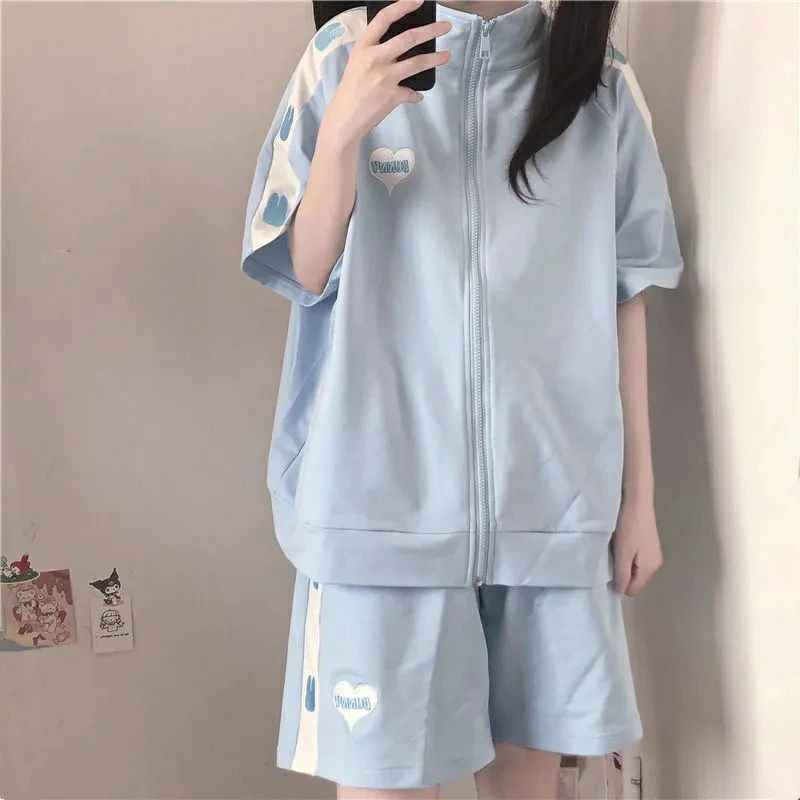 width="100%"> ●リーズナブルでデザイン性の高い、毎日着たくなるようなジャージをお探しの方におすすめです。 ●ジャージを着るシーンは、トレーニングやスポーツ時以外にもジムの行き帰りの移動着としてや普段着、部屋着などさまざまです。 ●もちろん複数シーンで着る想定でもOKですので、一番使いたいシーンを決めることで選びやすくなります。 ●通気性と吸水性、薄手で動きやすく、そして吸湿性に大変すぐれたセットアップになっております。 ソフトな肌触りで、快適な着心地だから、着心地らくらく。 汗も気にしないで　トレーニング 少し汗をかくような トレーニングにもOK。1日中快適に過ごす事が出来ます。 ●セット持っておきたいマストアイテムです。家でも外出先でも使える優秀ジャージセット。 セットでも別々で も使えるので幅広いコーディネートを楽しめます。 普段使いはもちろん、ウォーキング、ジョギング、ジム、エクササイズ、ヨガ、体操、エアロビクス、ダンス、自転車通勤や通学、お買い物やお出 かけ、お子様の送迎、旅行やアウトドア、ママ友会、散歩やウォーキング、ジョギングやスポーツなど幅広く大活躍します。 畳んでもかさばらず、シワにもなりにくいので 持ち運びにもおすすめです。 ちょっとした外出や急な用事のときにとても役立ちます。 商品内容 上下セット【トップス+パンツ】 素材 綿20%、ポリエステル80% 品質 普通 素材感 普通（薄い、やや薄い、普通、やや厚い、厚い） 季節 オールシーズン 販売対象 自宅用、ギフト用 サイズ 【M】参考体重40-50kg、着丈：60cm、バスト：100cm、ズボン丈：40cm 【L】参考体重50-57kg、着丈：62cm、バスト：104cm、ズボン丈：41cm 【XL】参考体重57-65kg、着丈：64cm、バスト：108cm、ズボン丈：42cm 【2XL】参考体重65-75kg、着丈：66cm、バスト：112cm、ズボン丈：43cm ※サイズについて不明な方はお気軽にお問い合わせください。 ※表示サイズがある場合、多少の誤差(約1-3cm)が生じる場合がございます。 送料 沖縄以外送料無料、沖縄地方1500円 ラッピング対応 ラッピング袋手配可能。 注意事項 ●製造上、細かな汚れやシワ糸のほつれが発生する場合がございます。 ●モニターの発色の具合によって実際のものと色が異なる場合が御座います。 ●商品の仕様は、製造元の都合により予告なく変更することがあります。また、突然の欠品等で商品手配の遅れや手配ができない場合がございますので、ご了承ください。 ●土日祝祭日のご注文およびお問い合わせへの弊社からのご連絡は、翌営業日となります。 ※その他のよくあるご質問。関連キーワード：ジャージ 上下セットレディース セットアップ 女の子 おしゃれ 上下 スウェット 半袖 春 夏 秋 セットアップ 可愛い 大きいサイズ ルームウェア 部屋着 上下セット パーカー ゆったり ジョギング ヨガ 運動着 ダンス アウトドア ルームウェアアクティブウェア セットアップ ジャージ レディース トレーニングスーツ 公園 散歩 送料無料
