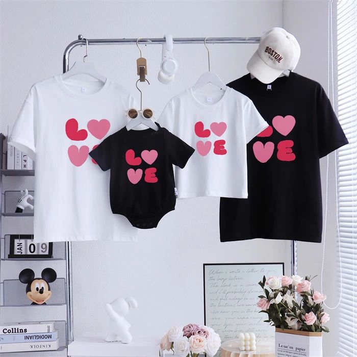 Rakuten - 親子 ペアルック tシャツ ペア ハート 夏服 親子コーデ シンプル カジュアル 赤ちゃん 親子ペアルック ペアtシャツ 半袖 コーデ 夏 家族 お揃い tシャツ ブランド 大人 子供 お揃い 3人 おそろい プレゼント 女の子 男の子 キッズ 父の日 母の日 子供の日 運動会 家族写真