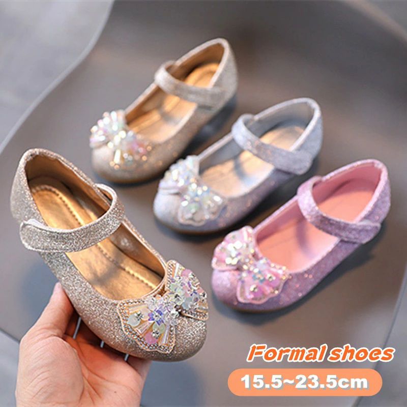 サイズ 25/内径約15.7cm 26/内径約16.2cm 27/内径約16.8cm 28/内径約17.5cm 29/内径約18.1cm 30/内径約18.6cm 31/内径約18.8cm 32/内径約19.4cm 33/内径約20cm 34/内径約20.6cm 35/内径約21.2cm 36/内径約21.8cm 37/内径約22.3cm 38/内径約22.8cm 39/内径約23.3cm 説明 普段着、通学通園、お出かけはもちろん、 七五三、お誕生日、パーティー、クラス服、入園や入学・卒園や卒業などのイベントにもお使いいただけます。 「入園式」「卒園式」「入学式」などフォーマルシーンから、 食事会・発表会など特別な場所に着ていくのにぴったりな一足♪ ラウンドトゥで足元から優雅な存在感を演出。 ドレスや洋服を、更に引き立てます。 ロング季節に活躍してくれる人気アイテム とっても豪華な子供用パンプスです。 サイズが豊富なので姉妹さんでお揃い、 履きやすく疲れにくいフォーマルシューズです！ 1、サイズ測定には多少の誤差がある場合もございますのでご了承ください。 2、在庫状況により、メーカー欠品により商品をご用意できない場合は、その旨ご連絡をいたします。 3、ご使用のパソコンのモニター設定などで、実際の商品と色味が異なる場合がございます。ご了承ください。輸入商品につき汚れがあったり、細かい仕様が甘い場合もありますが、ご理解頂いた上でご注文ください。 4、モデル着用の商品は、サンプル品の為、実際の商品と仕様が異なる場合がございます。 ご希望使用日がありましたら、当方とご連絡お願い致します。 素材 PU、ラバー、その他 ご注意 ※PC環境・光の具合により、色や素材のイメージが写真と若干異なる場合がございます。 ※モデル・写真に使用されているアクセサリー・小物は別途記載が無い限り付属いたしません。 ※本製品を使用して発生しうる、事故、損害、損傷、破損等、さらに二次的事故損害についても 弊社では一切の責任を負いかねます。 ※新品ですが、輸入品のため稀に汚れや傷等がある場合がございますが、ご了承下さい。 ※外観及び仕様は予告なく変更になる場合もございます。 ※初期不良の場合、新品を交換することまたは返品が可能でございますので、お気軽にお問い合わせくださいませ。 ※モニターの違いにより、商品の実際の色が画像と異なる場合があります。 ※個人の測定方法が異なるため、物理的な誤差が1-3cmある場合があります。 ありがとうございました！ ※該当商品は他店と在庫共有です。タイミングにより、在庫ズレが生じる場合がございます。予めご了承ください。 製造国 中国製（日本の企画により厳格に生産されています。）