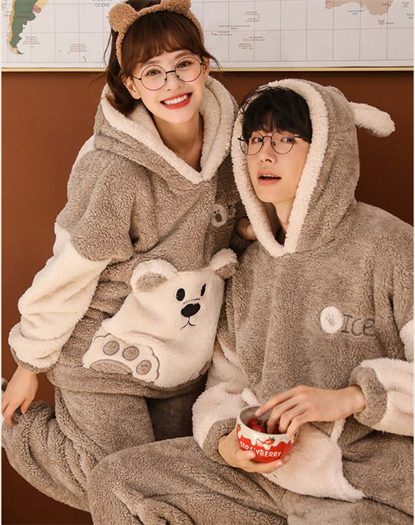 Beulah Fashionの熊柄 カップルパジャマ 着る毛布 ペアパジャマ 寝間着 寝巻き ペア ルームウェア 結婚祝い ギフト プレゼント もこもこ フリース ペアルック カップル パジャマ 上下セット 夫婦 お揃い 長袖パジャマ 長ズボン お揃いパジャマ dh854g4g4g4｜アングル2