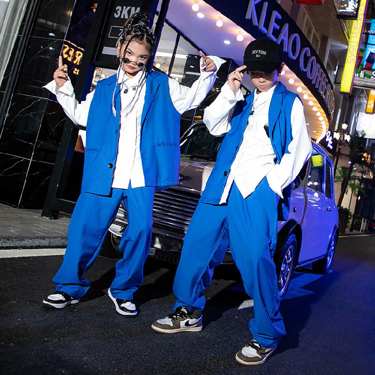SPEC　商品仕様 素材 カラー サイズ感 ポリエステル 画像色 普通 伸縮性 透け感 生地の厚さ なし なし 普通 サイズ （ベスト）着丈 ズボン丈 お勧め身長 お勧め体重 120 48 68 110-120cm 20-22.5kg 130 51 73 120-130cm 22-27kg 140 54 78 130-140cm 27-32kg 150 57 84 140-150cm 32-37kg 160 60 90 150-160cm 37-42kg 170 63 96 160-170cm 42-50kg 180 66 102 170-180cm 50-57kg 商品内容 ダンス衣装（ベスト/シャツ/パンツ） 関連商品 注意事項 ★手洗いもしくは、ネット使用の洗濯機洗い（ソフトコース）をお勧めします。 ★縫製品につき、生地を織る際の糸の継ぎ目や多少のほつれ、糸が出る、シワ・折り目、製造時の汚れ・シミ（洗濯にて除去可能な汚れがあります。） ★生地によっては摩擦（特に湿った状態での摩擦）や、汗や雨などで濡れたときは、他の衣類や下着に移染する場合がございます。また淡色物に色移りする場合がございますので、お洗濯後は他の洗濯物と重ね合わせずに、すみやかに（脱水、乾燥等）するようにお願いいたします。 ★サイズ表記は手作業にて行っておりますので、 実物と若干の誤差が生じる場合があります。 ★PC環境・光の具合により、色や素材のイメージが写真と若干異なる場合がございます。 ★モデル・写真に使用されているアクセサリー・小物は別途記載が無い限り付属いたしません。 ★商品を出荷する際、検品して出荷致しますが、商品の素材によってはシワができやすいものがあります。また、運搬中によってシワができやすくなることもございます。 ご理解頂きます様お願いいたします。 重要なお知らせ ★返品・交換の場合はご到着後7日以内にご連絡頂ければ、対応させて頂きます。 未使用の商品のみお受けいたします。