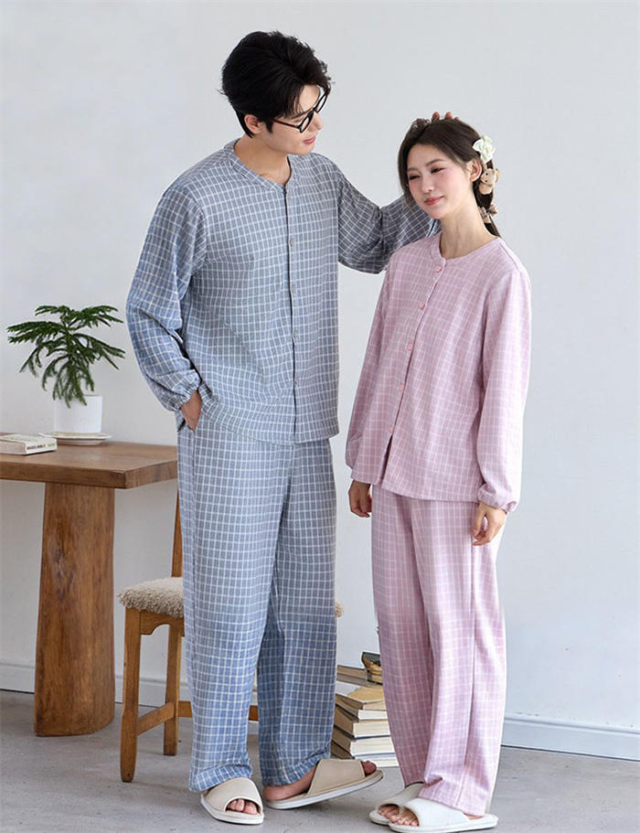 Beulah Fashionのダブルガーゼ 綿100％ ペア パジャマ レディース メンズ ルームウェア ガーゼ 前開き 長袖 バンドカラー ロングパンツ 上下 2点セット 部屋着 寝間着 寝巻き 柔らかい 吸汗 通気 着心地 肌触り チェツク柄 春 夏 秋 ガーゼコットン ガーゼパジャマ カップル 送料無料｜アングル2