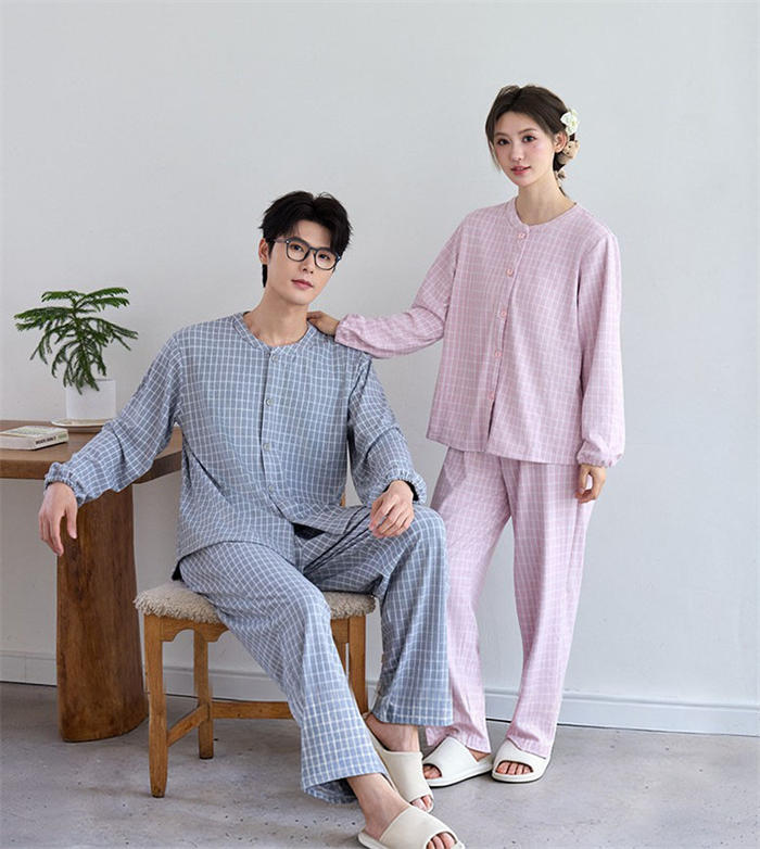 Beulah Fashionのダブルガーゼ 綿100％ ペア パジャマ レディース メンズ ルームウェア ガーゼ 前開き 長袖 バンドカラー ロングパンツ 上下 2点セット 部屋着 寝間着 寝巻き 柔らかい 吸汗 通気 着心地 肌触り チェツク柄 春 夏 秋 ガーゼコットン ガーゼパジャマ カップル 送料無料｜アングル3
