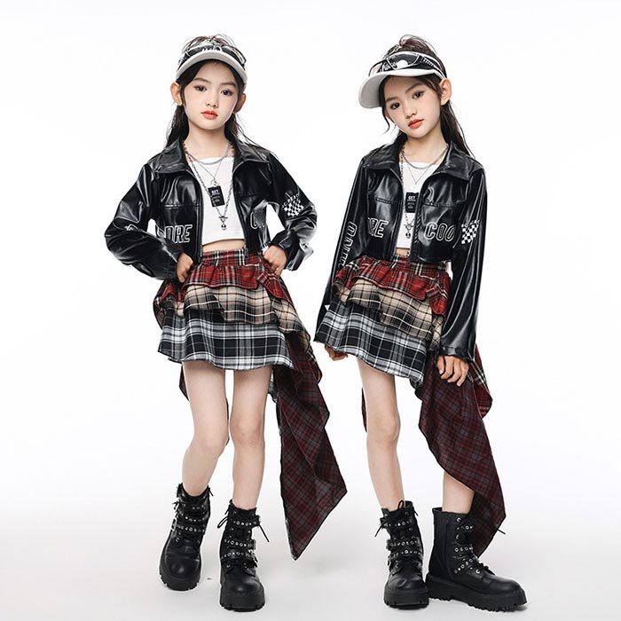 商品名 キッズダンス衣装 ・簡易な包装、ご了承ください。 色 ブラック サイズ 110-180 素人採寸若干の誤差がある場合がございます。 素材 ポリエステル ご了承いただきたいこと ※サイトに掲載の商品は、撮影の環境とモニター環境により、実際の物と素材感・色味いが多少異なる場合がございます。 ※モデル使用の撮影道具等商品に含めておりません（小物ある場合、内容を明記致します）。 ※大量生産による生産過剰と在庫管理の条件により、細かいキズや汚れ付くことがございます。完璧な商品をお求めのお方と細かい部分をお気になさるお方は、ご購入を慎んでください。 ※取寄品、輸入品、工場大量生産の商品の為、日本製より縫製荒いとほつれ等が生じている場合がございますのであらかじめご了承くださいませ。 ※都合により電話に出られない場合メールでご連絡いただければ幸いです。 ※在庫は複数店舗共有しております為、またメーカさんが急に生産中止による在庫更新遅れることがございます。メールか電話でご連絡致します。どうかご容赦ください。 ※お届けした商品に不備があった場合、一週間以内ご連絡ください。確認後速やかに交換か返品対応致します、返品に関しては原則として連絡なしの返品は対応致しません、ご理解いただきますようお願い申し上げます。 ※お客様都合の返品は受付ない場合がございます（特に舞台衣装、ダンス衣装、道具等。またイメージ違い）。また返品か交換に往復の送料が生じる場合がございます。 ※他に不明点がございましたら、お問い合わせください。