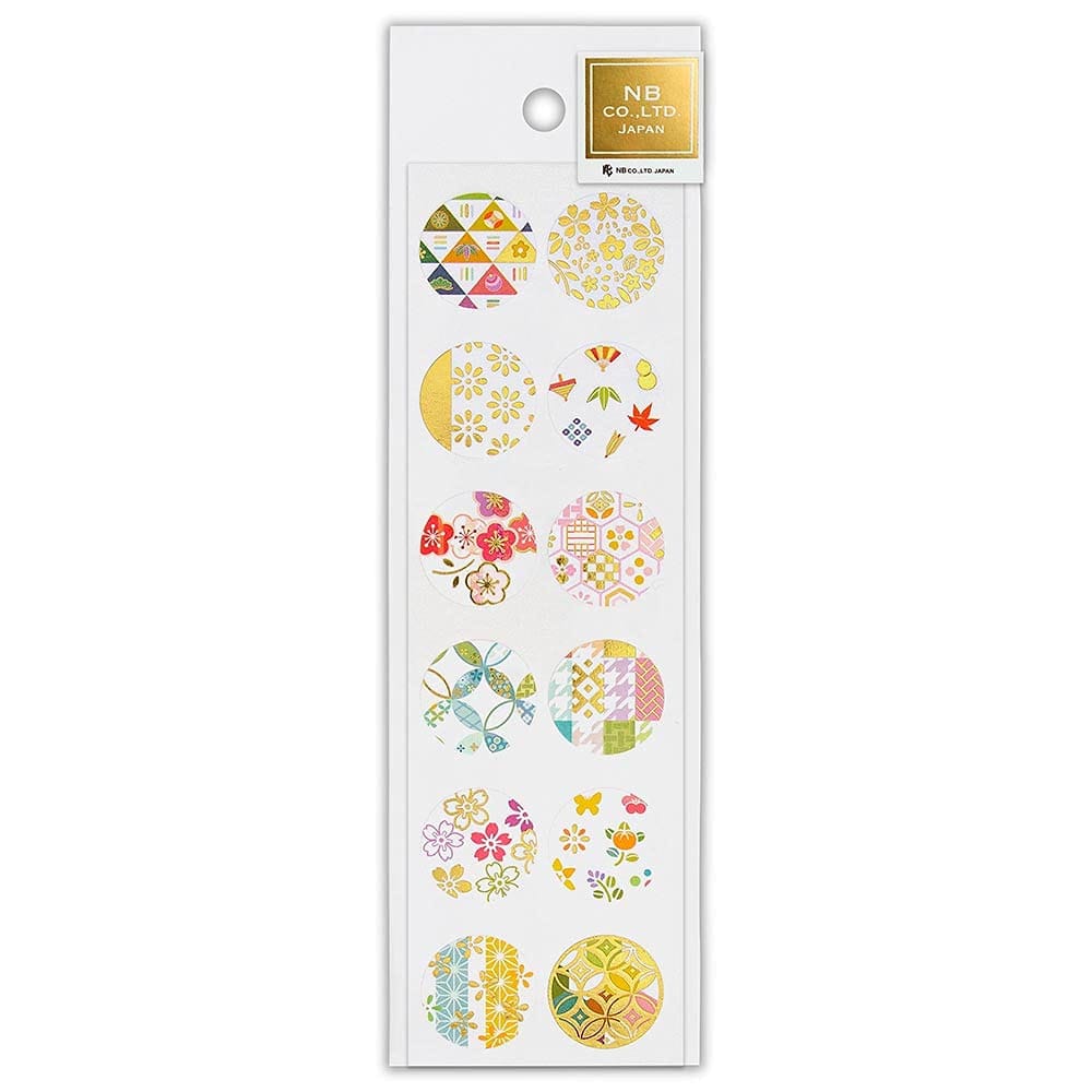 品番：5024111 風合いのある雲竜紙に金箔が輝く、和風シールです。。お手紙のワンポイントとしてお使いいただくのはもちろん、封筒やのし袋、ぽち袋の封緘としてもおすすめです。。シンプルな形の中に施されたデザインと金箔押し加工が美しく、貼っていただくとその美しさがより一層引き立ちます。。。縦165×横50mm。PP袋：縦190×横57mm。雲竜紙。金箔押し加工。透明台紙。。サイズ：縦=190mm　横=57mm　。商品色傾向：金色。。イラスト。表紙パターン：文様。