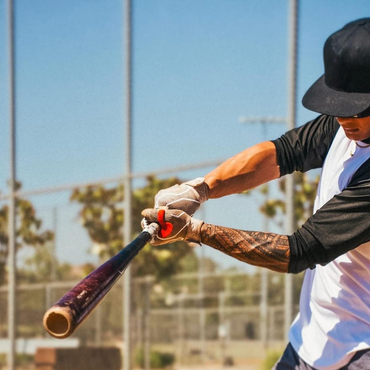 ThumbPRO 野球 サムガード - バッティングエイド & グリップエンハンサー - 刺すことを減らし、スイングを改善 - 野球&ソフトボール用 - すべてのレベル、左手/右手 - 3サイズ (ラリーレッド、ミディアム)