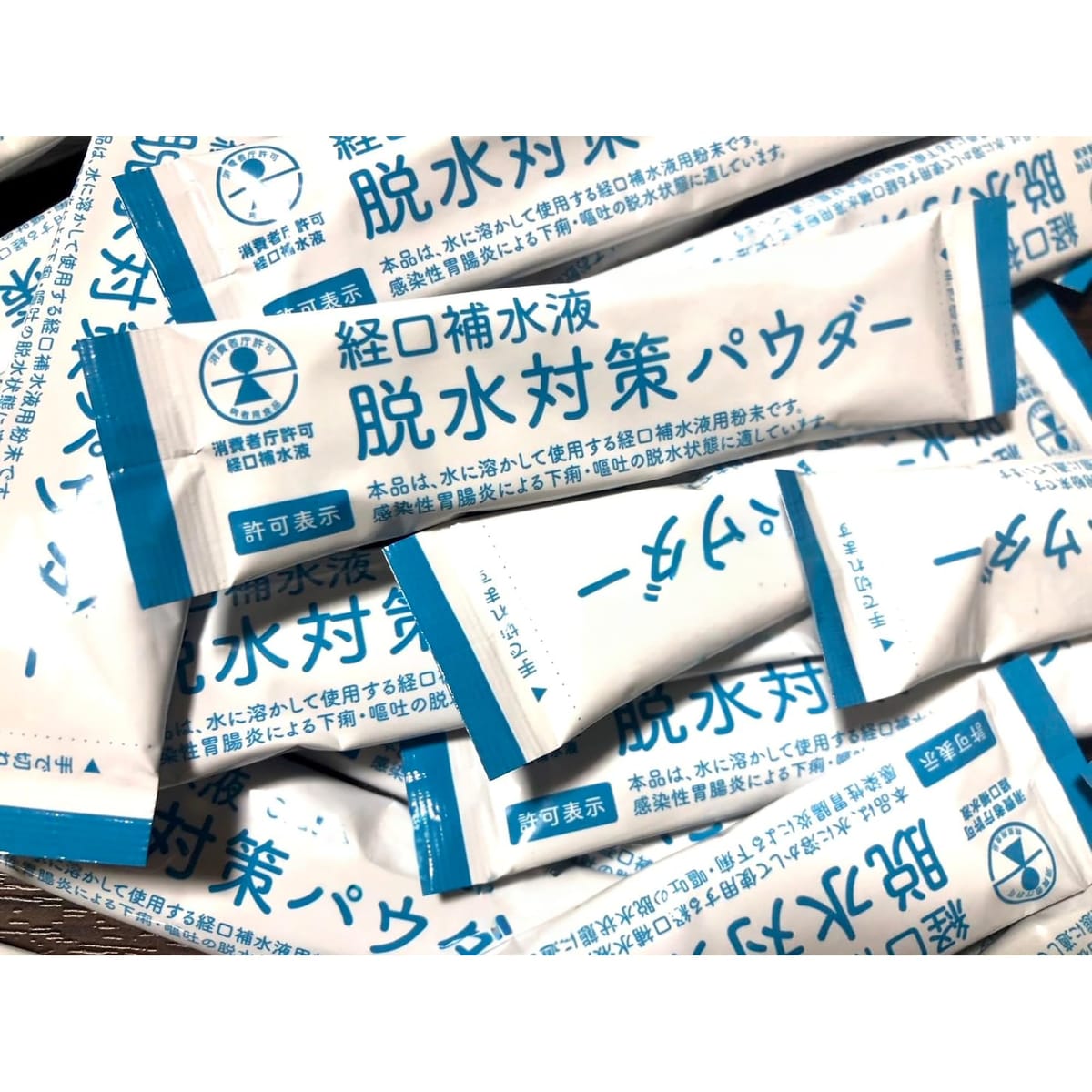 水に溶かして作るの飲料です。 個包装になっているため、携帯に便利で外出先でも手軽に作ることができます。粉末を水に溶かすだけで簡単に作ることができます。 溶けやすい設計で、ダマになりにくい仕様です。1包あたり7gの内容量で、60包がセットになっています。 まとめ買いにも適した容量です。スポーツ時や屋外での活動時、日常の水分補給に適しています。 なので保存スペースを取りません。個包装60包がセットになっています。 個包装は持ち運びに便利で、必要な分だけ使用できます。 水に溶かすだけで作れるの飲料です。 個包装になっているため、携帯に便利で、必要な分だけ手軽に作ることができます。 粉末は溶けやすい設計で、ダマになりにくい仕様です。 1包あたり7gの内容量で、60包がセットになっています。 まとめ買いにも適した容量で、保存スペースを取りません。 スポーツ時や屋外での活動時、日常の水分補給に適しています。 個包装は持ち運びに便利で、外出先でも簡単に作ることができます。 内容量は7g×60包のセットです。 個包装60包がセットになっており、携帯に便利な粉末ドリンクとしてご利用いただけます。