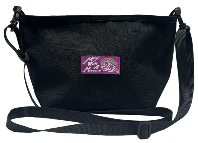 MAN WITH A MISSION（マンウィズアミッション）2024のFWAMライトミニショルダーポーチが登場！このミニサイズのバッグは、2024年ツアーグッズの中でもシンプルで使いやすさを重視したアイテムです。小さくてもマチのサイズが広...