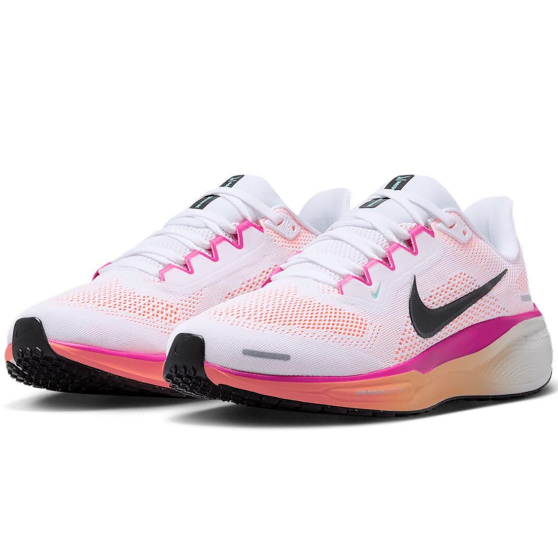 ナイキ ペガサス 41 （ウィメンズシューズ）NIKE W Pegasus 41【品番】FD2723-120【カラー】 ホワイト/ファイヤーピンク/オレンジパルス/ブラック【サイズ】29.0cm 高反発のクッショニングを備えたペガサスが、毎日のロードランニングでエネルギッシュな履き心地を提供。 2つのAir ZoomユニットとReactXフォームミッドソールでこれまで以上に軽くなり、優れたエネルギーリターンを発揮します。 また、アッパーのエンジニアードメッシュを改良し、軽量化と通気性の向上を実現しました。